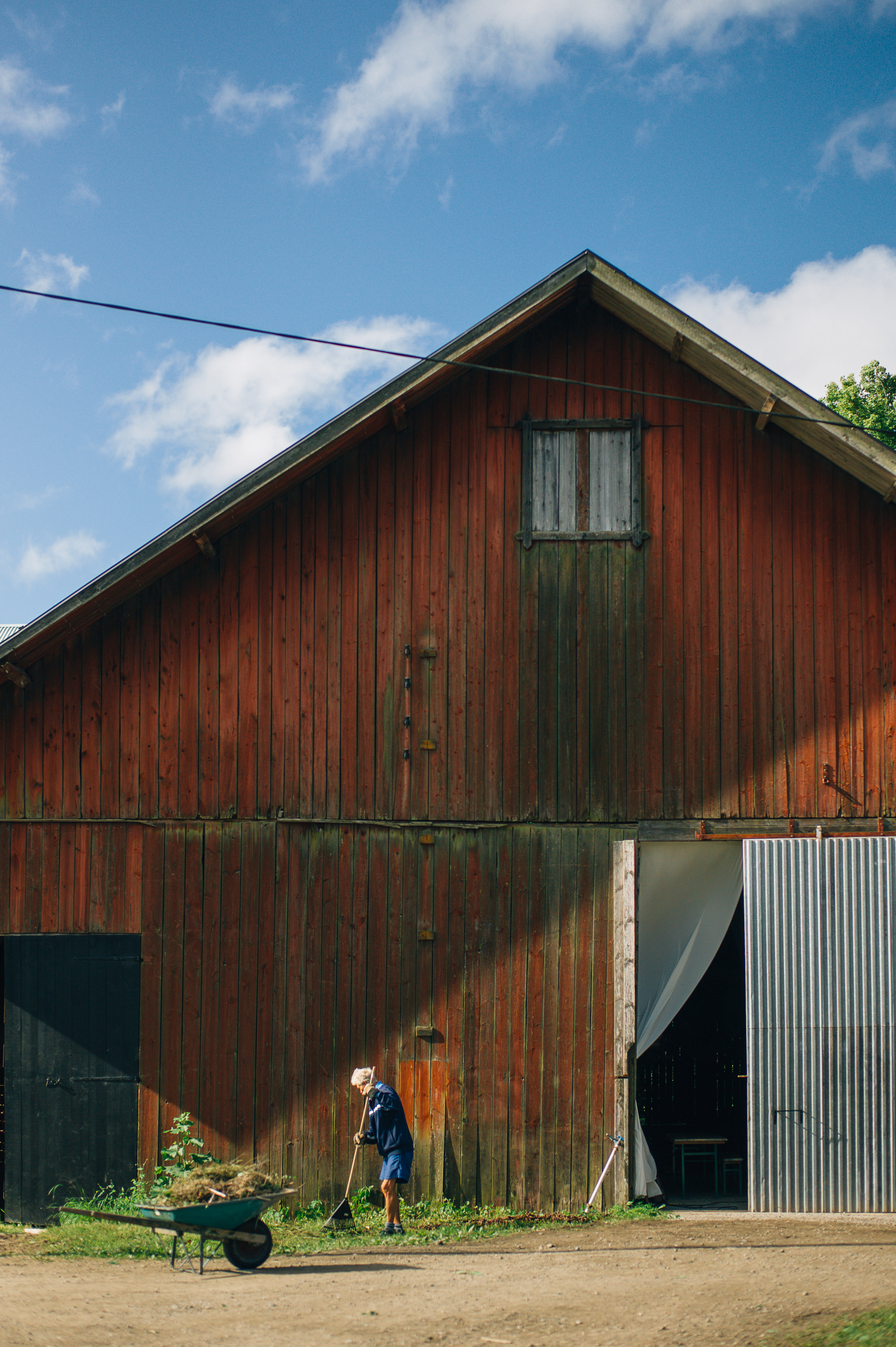 Getting ready for a Swedish countryside wedding
