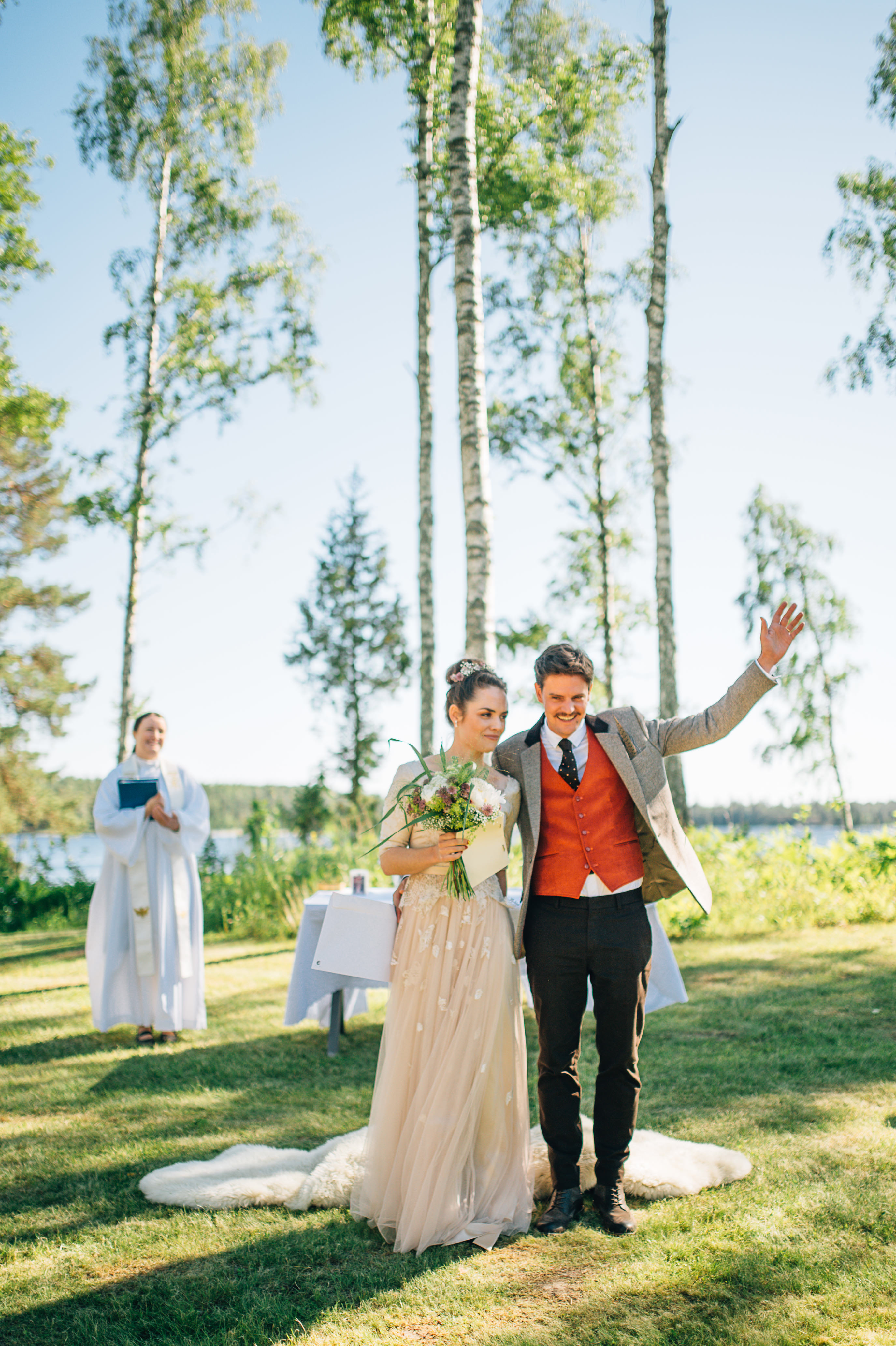 Bride and groom walking through fields near Beckershof