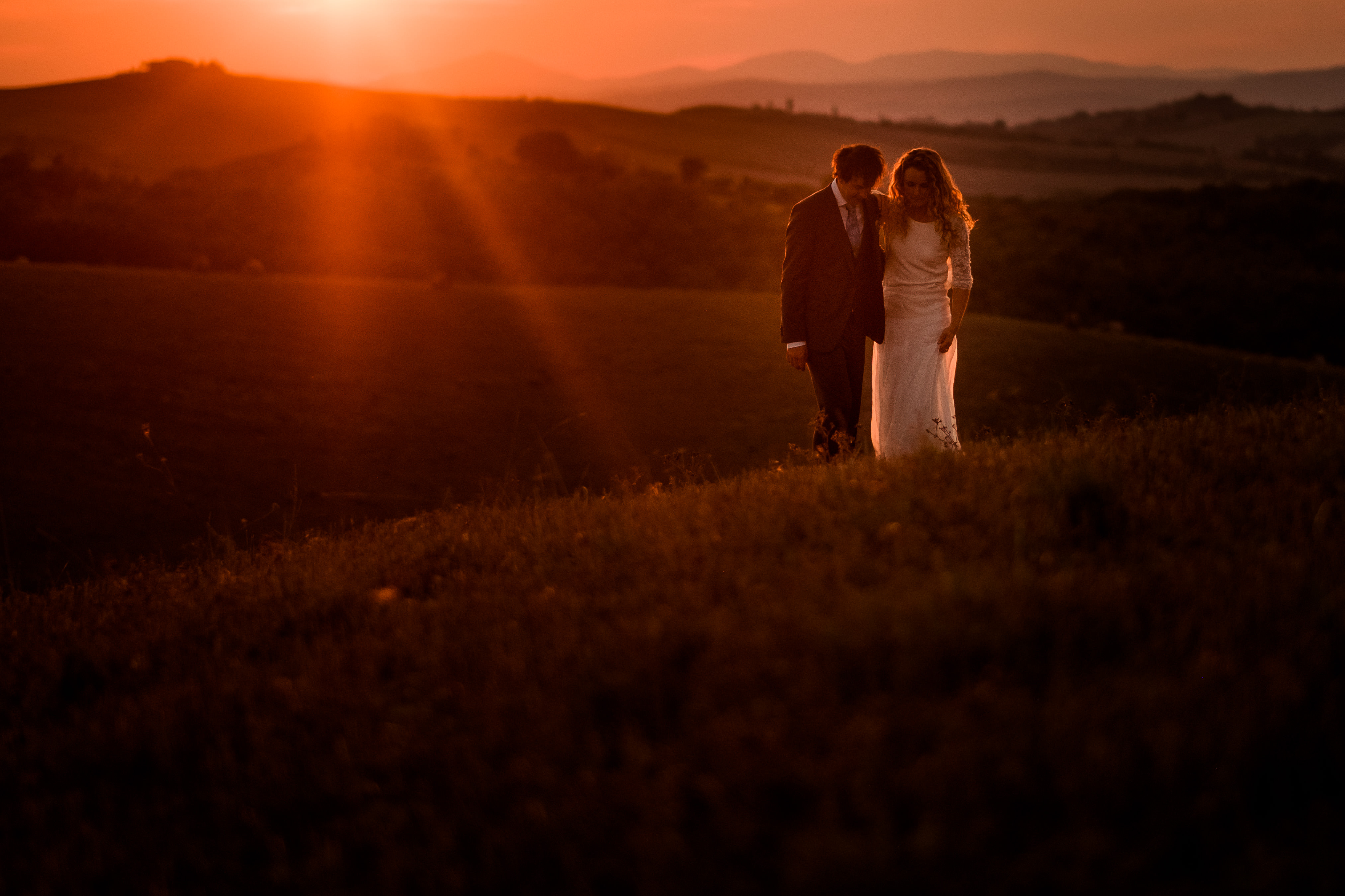 A wedding in the golden hills of Tuscany at sunset