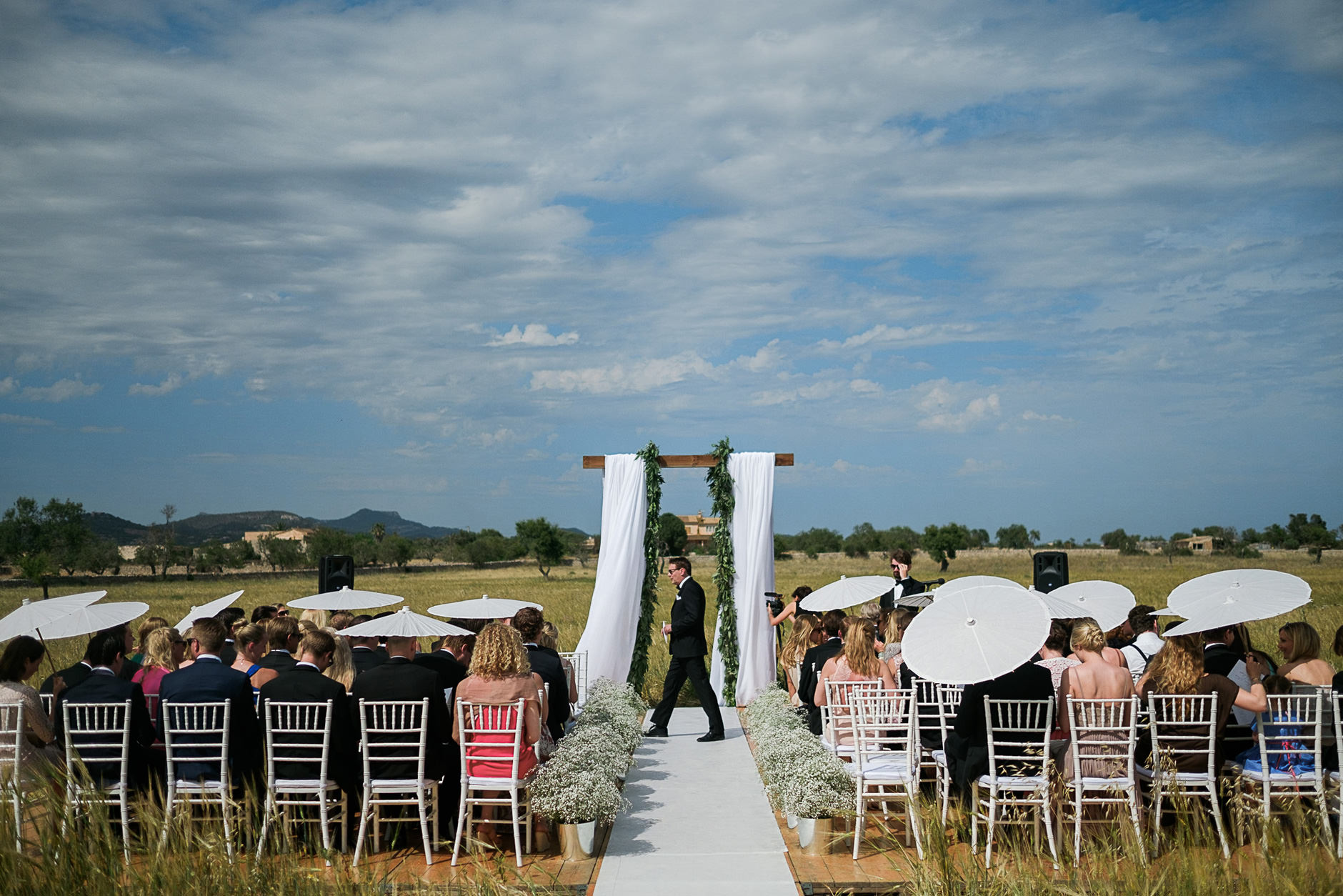 Wedding aisle with parasols in a Mallorca field