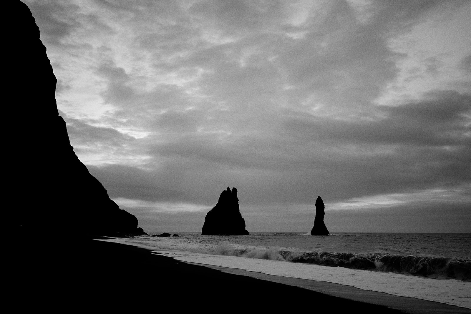 First light over Iceland south coast during elopement photography session
