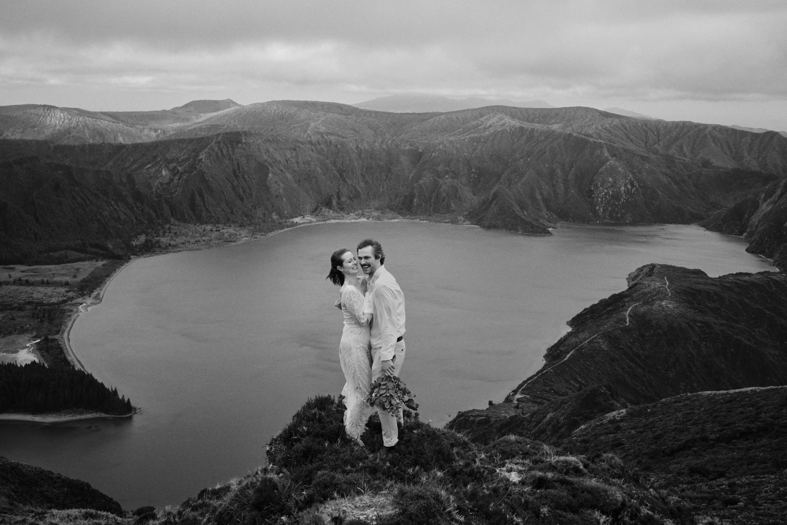 Kasia and Kostek above Lagoa do Fogo, the crater lake of São Miguel