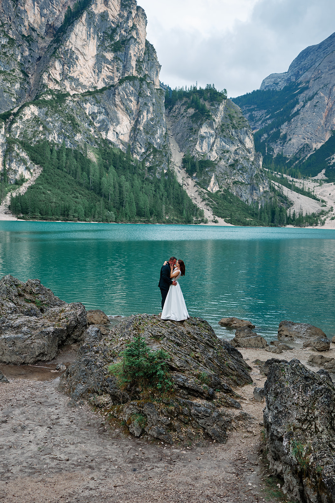 Bride at the turquoise water of Lago di Braies