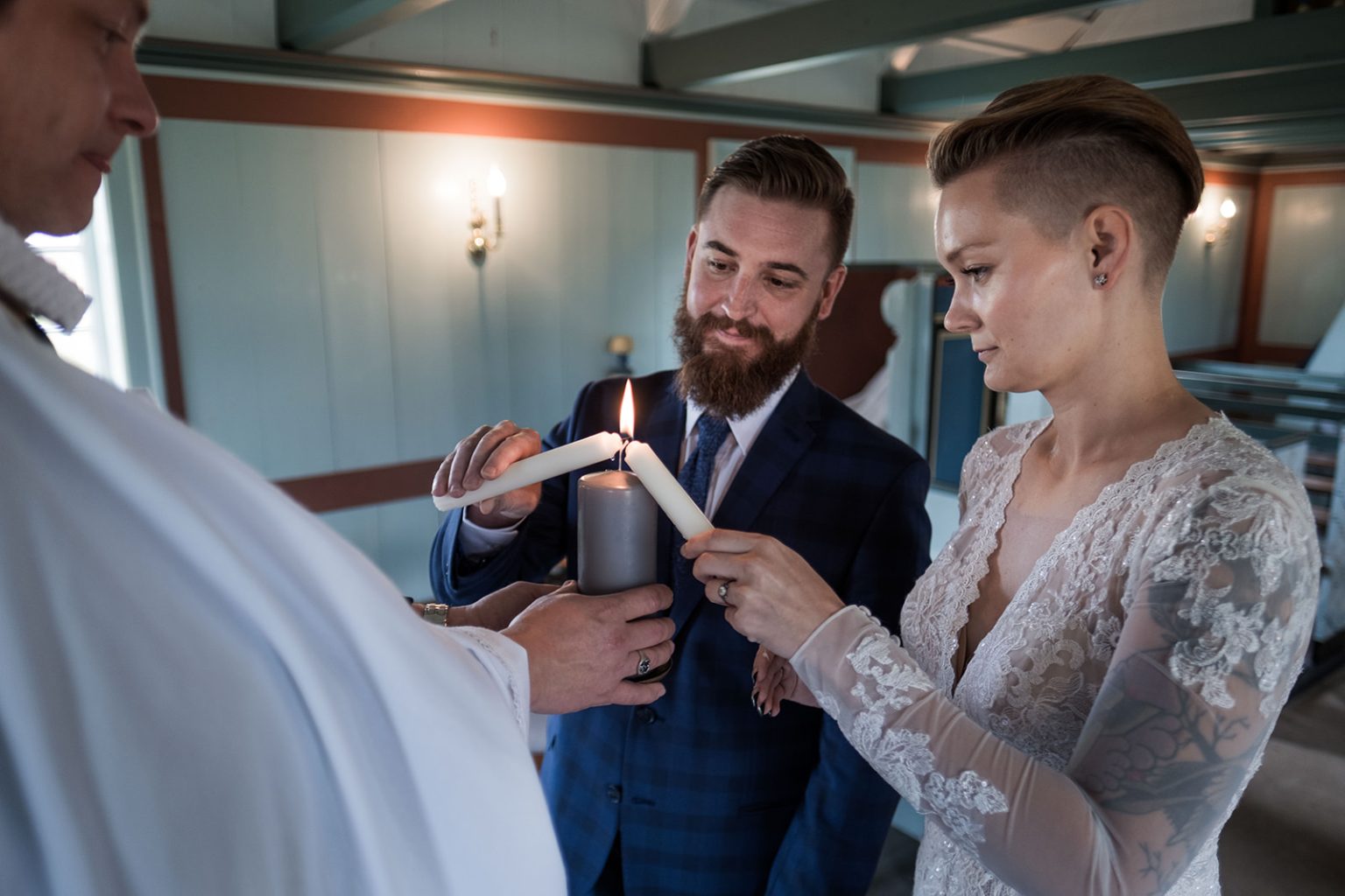 Rings and candlelight in the black church, a Hótel Búðir wedding