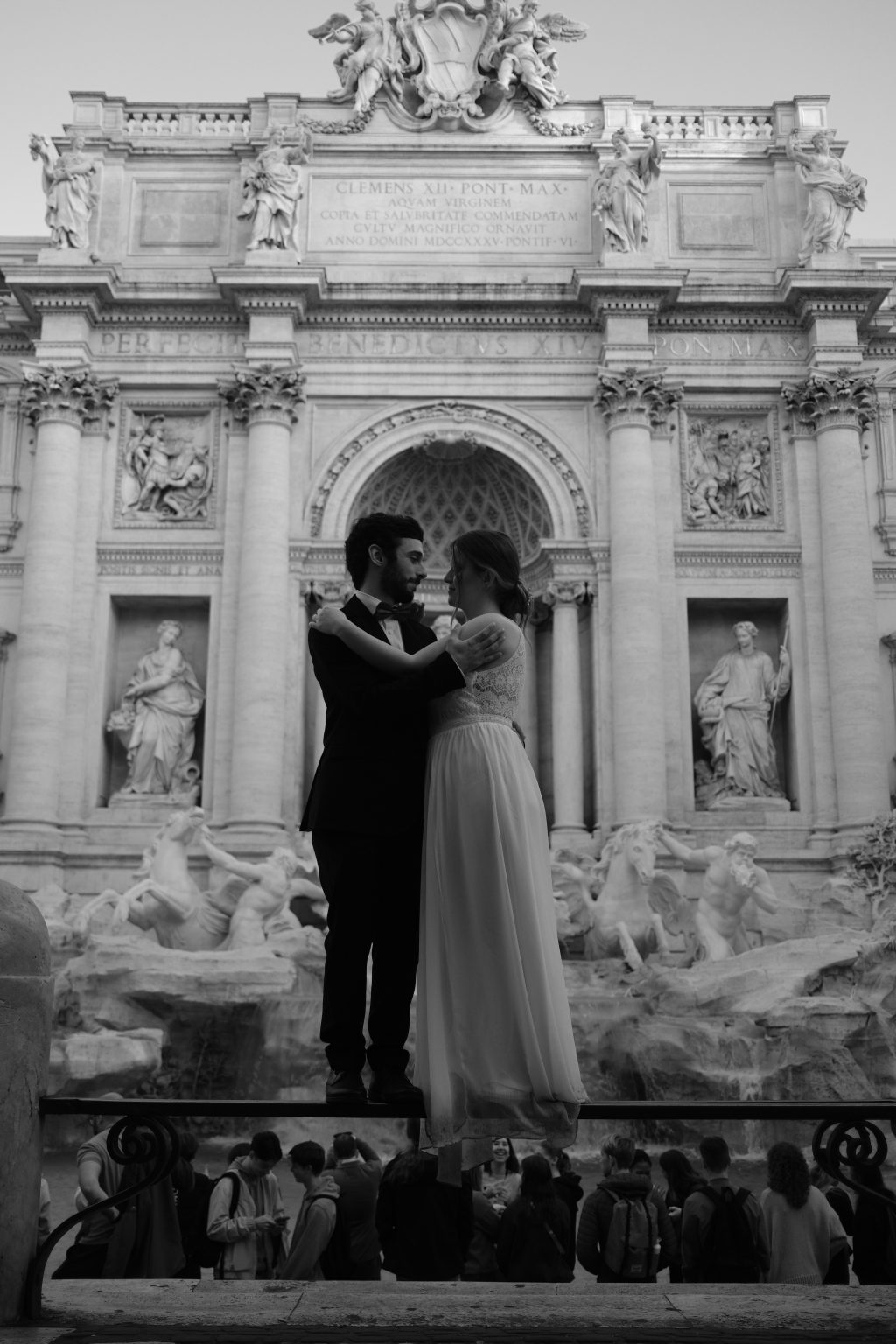 Rozina and Salvatore kissing between the marble niches of the Trevi Fountain