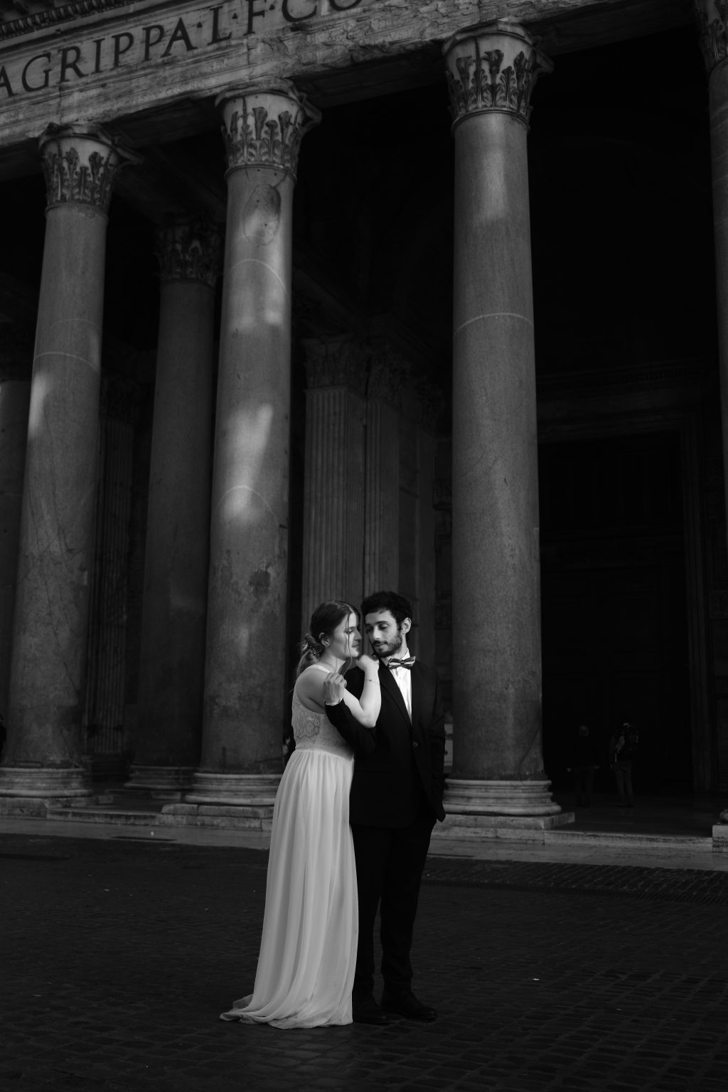 Rozina and Salvatore small between the columns of the Pantheon portico