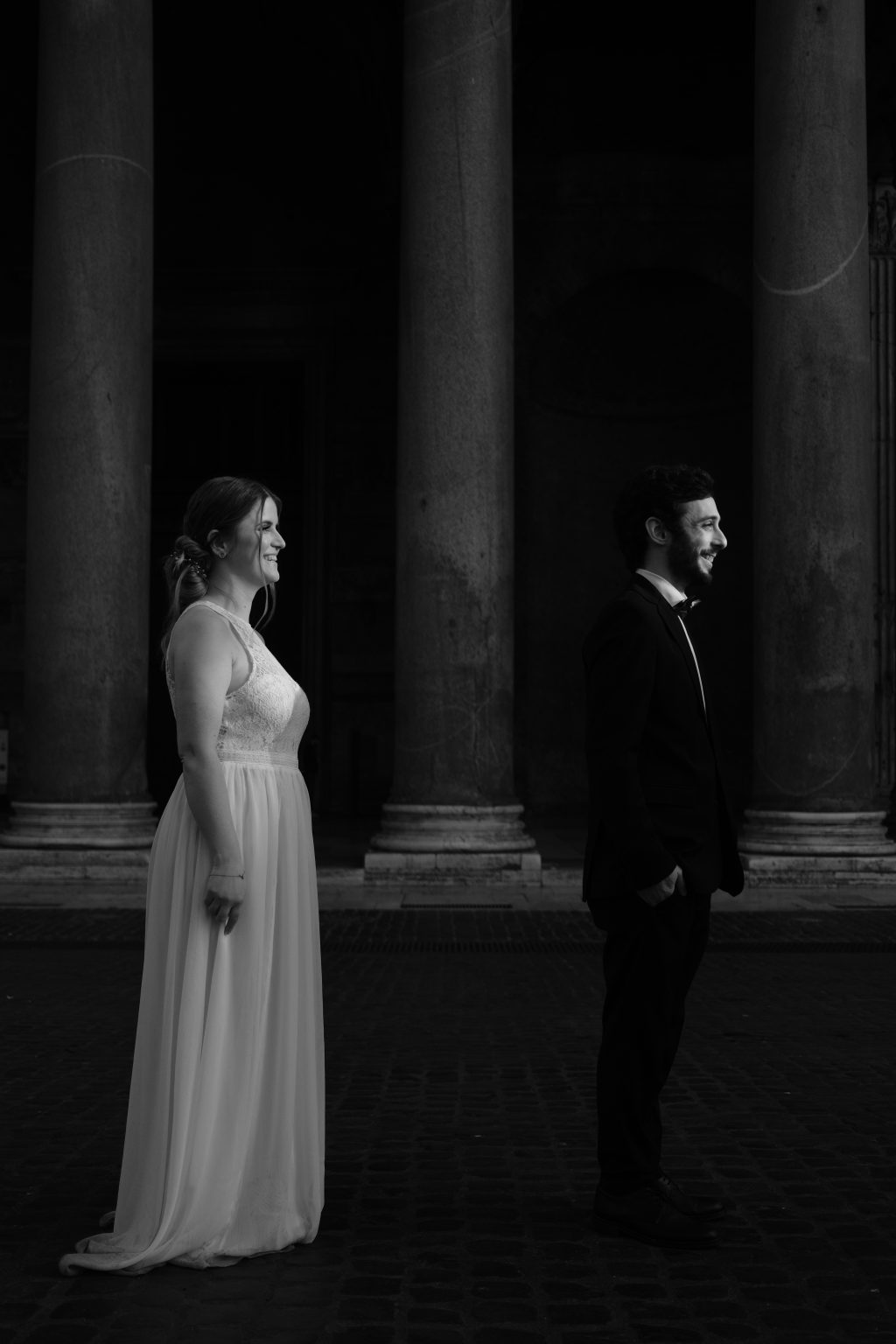 The couple face to face between the Pantheon columns