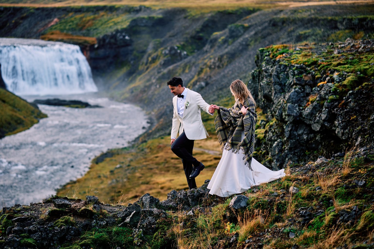 Bride and groom walking the canyon rim after their Þórufoss ceremony