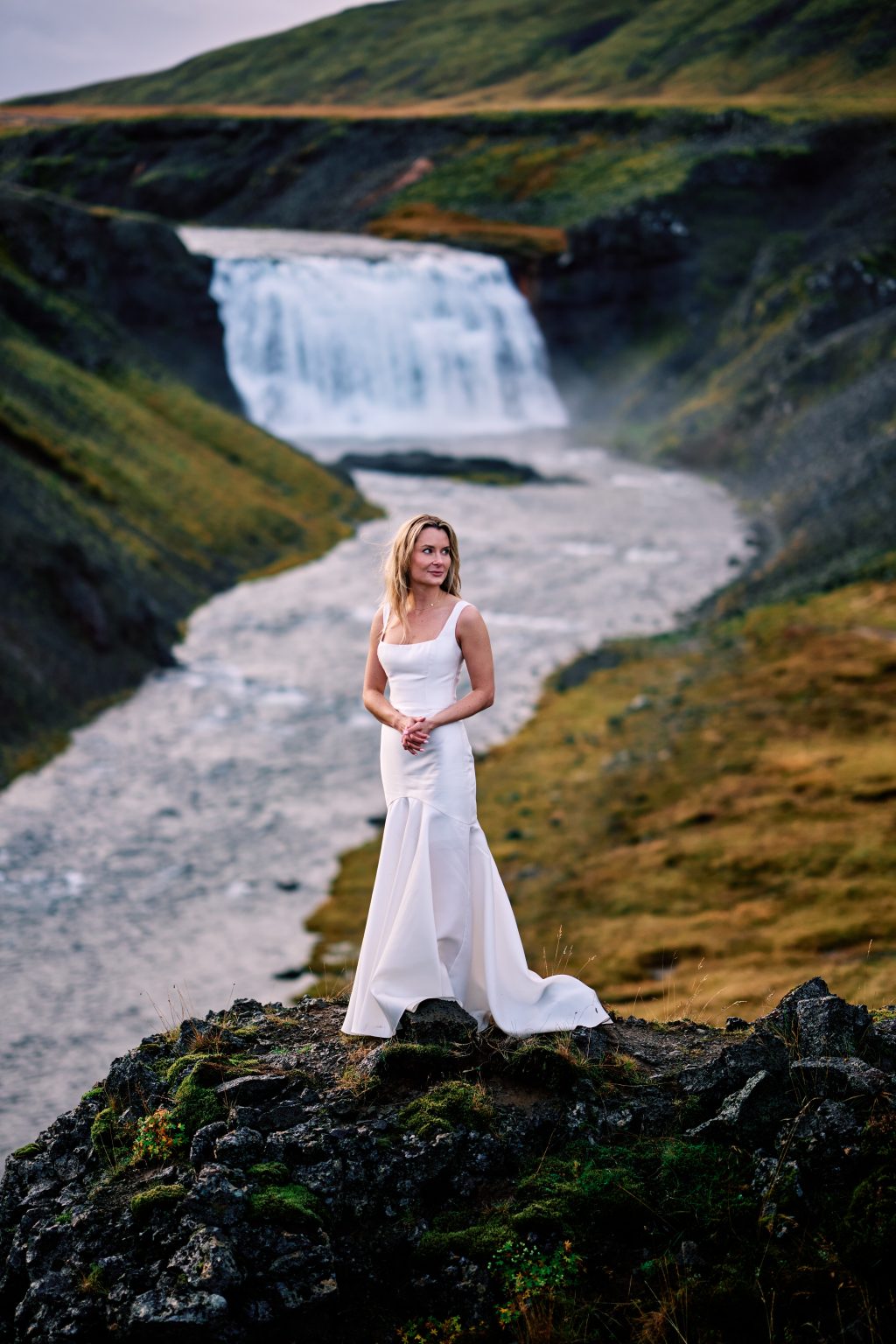 Bride portrait beside a glacial river near Þingvallavatn