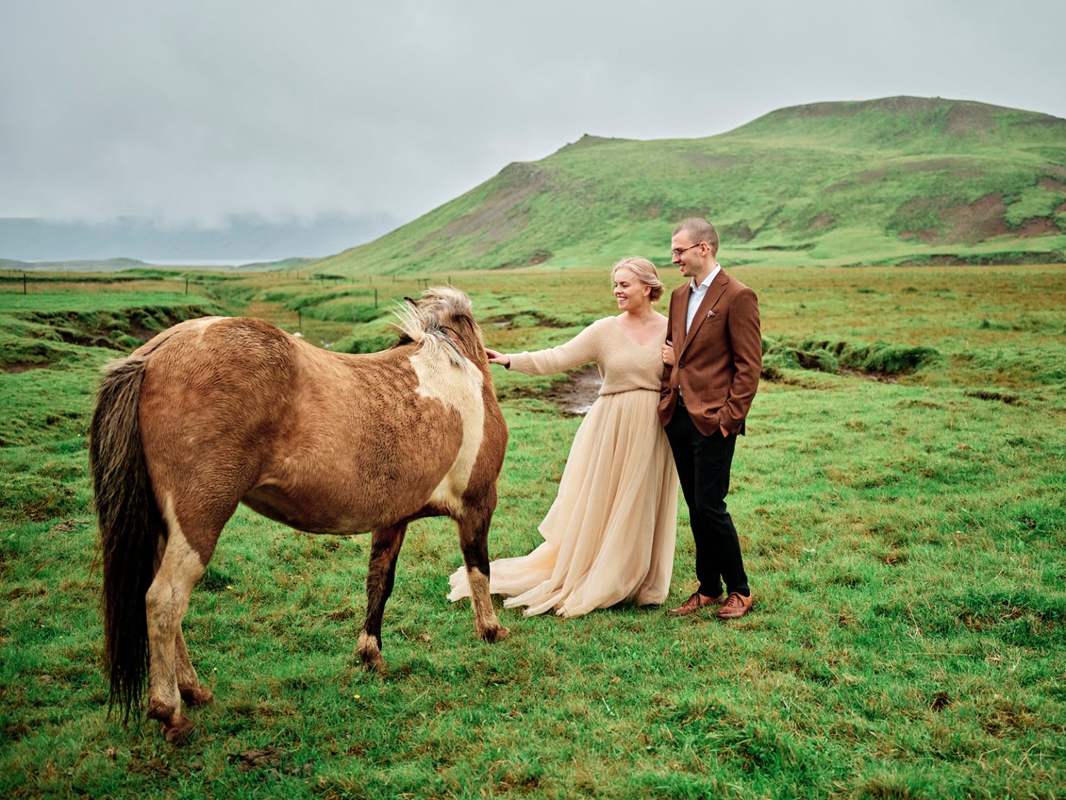 The couple meeting an Icelandic horse, a Reykjanes engagement
