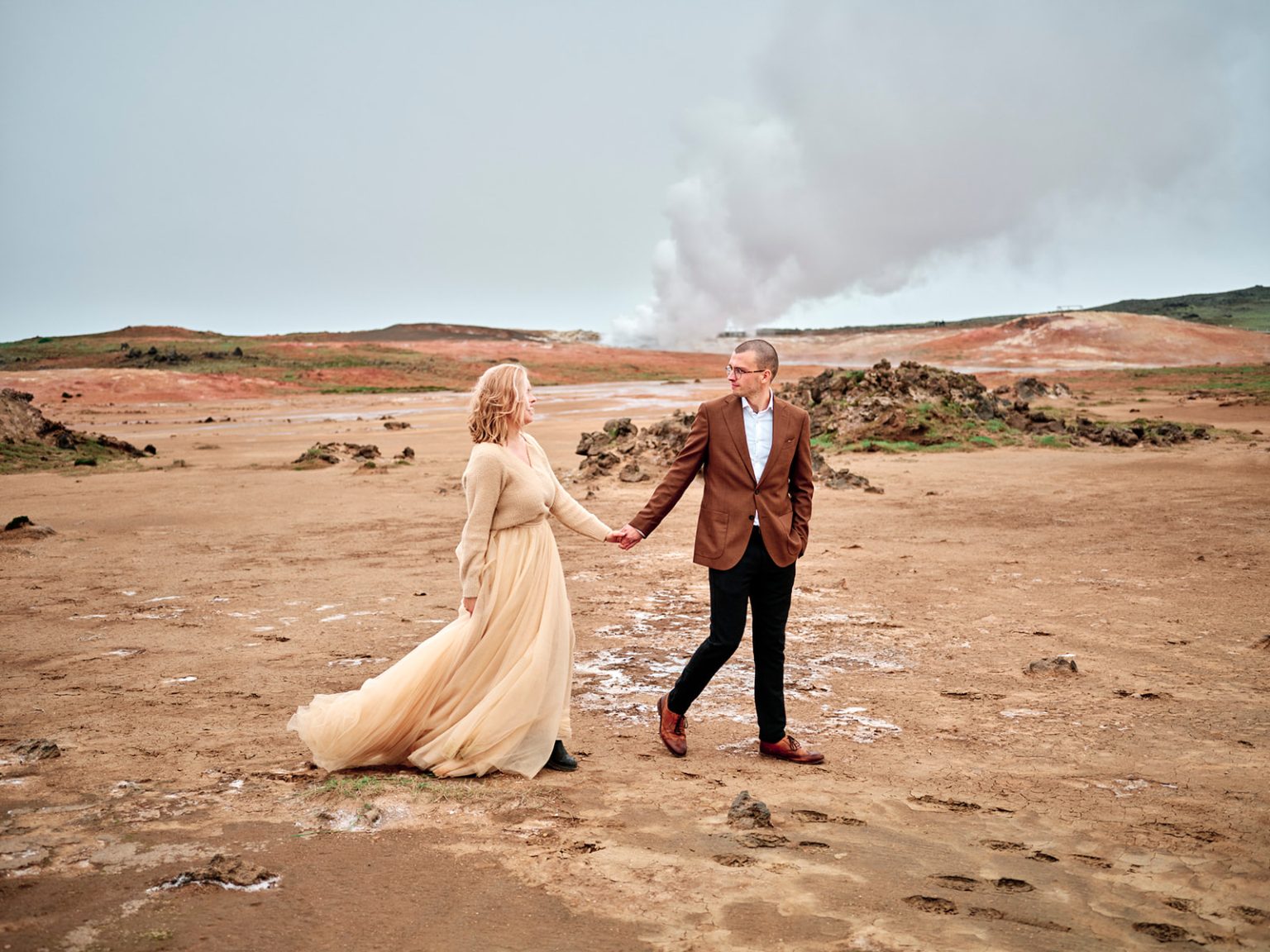The couple in the geothermal steam, a Reykjanes engagement