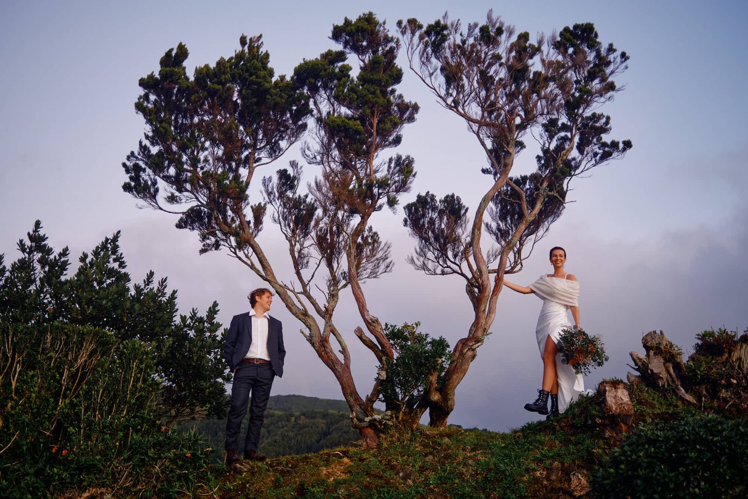 Bride and groom by a tree at a São Miguel viewpoint