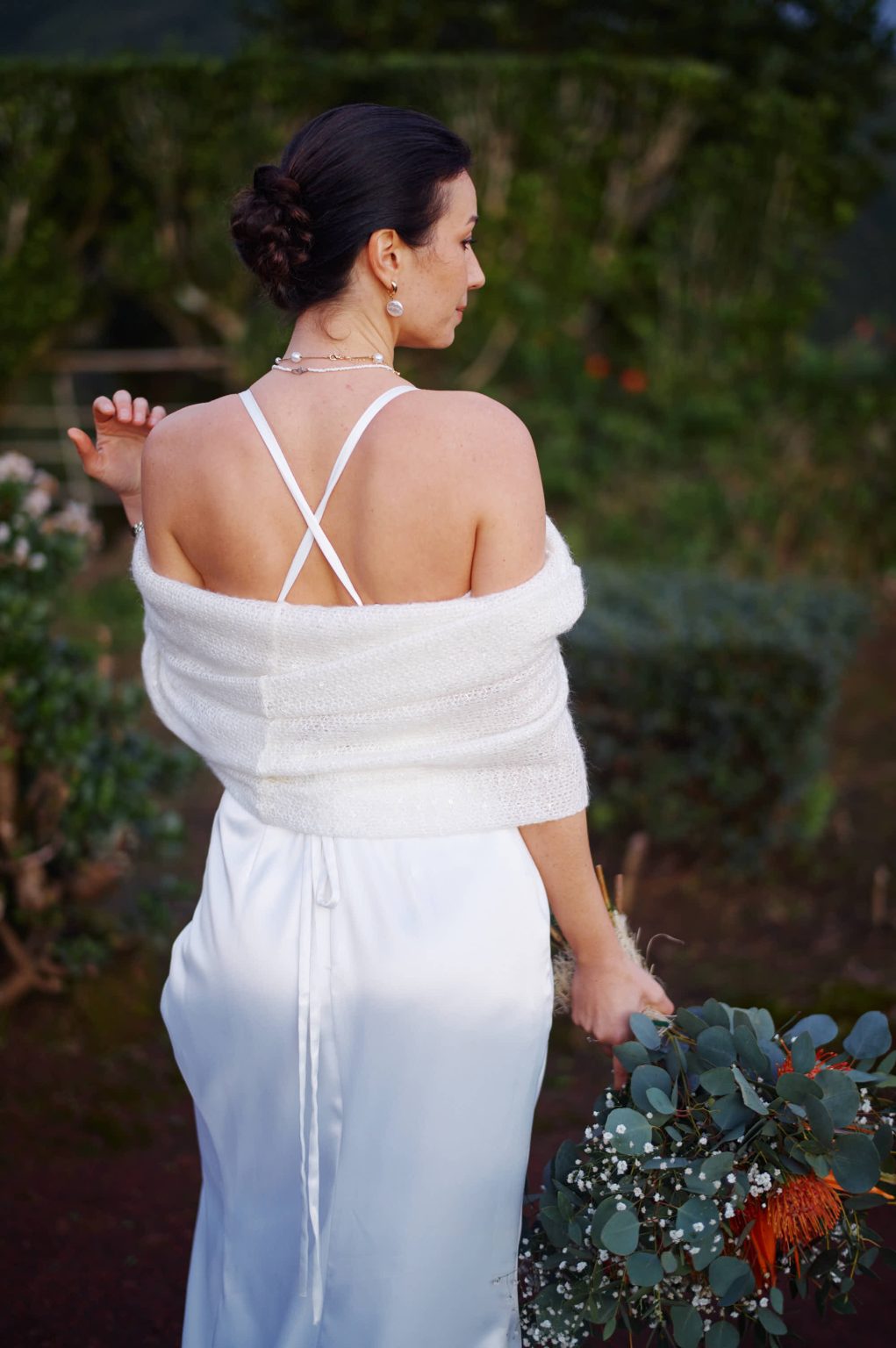 Bride portrait on the red path in a São Miguel garden