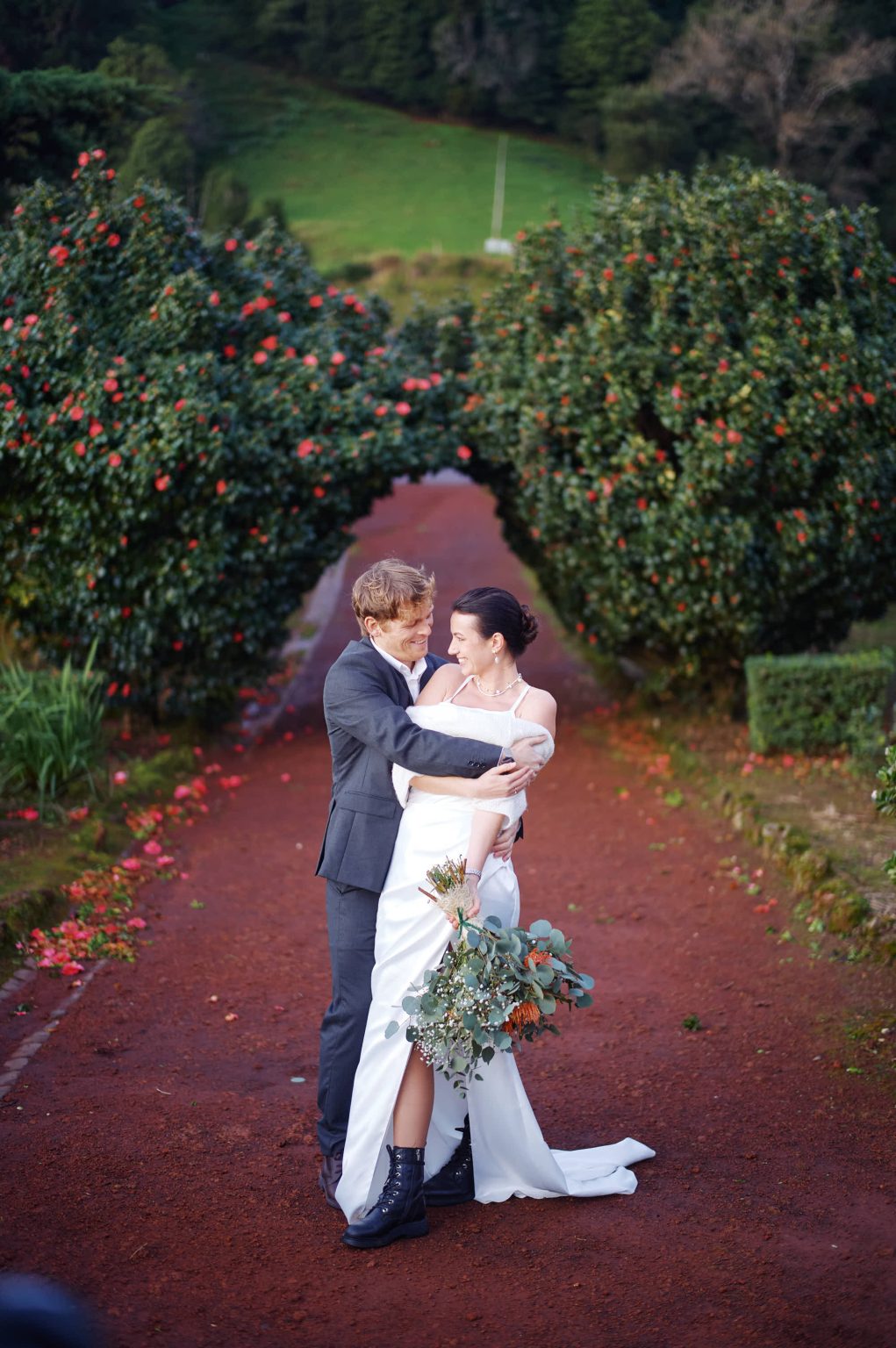 Bride and groom in a botanical garden on São Miguel