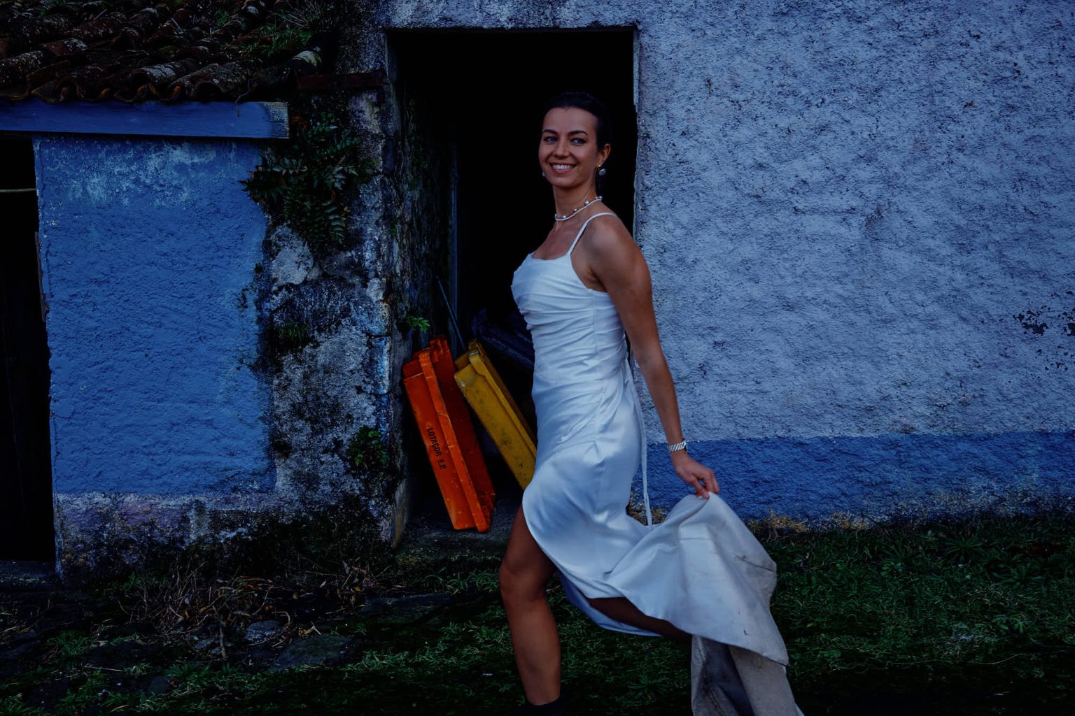The bride by a blue wall in a São Miguel village