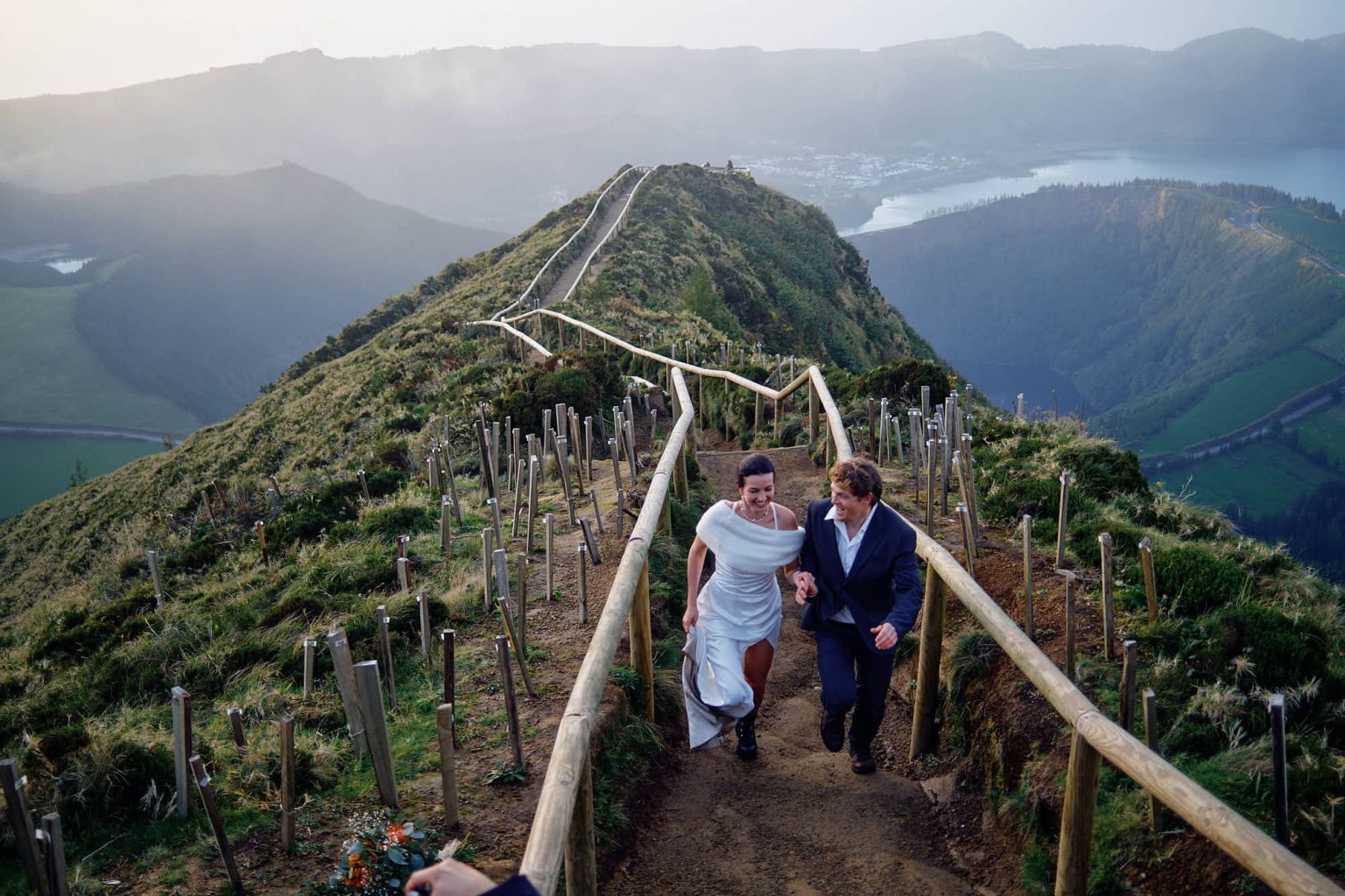 The couple on the ridge path on São Miguel