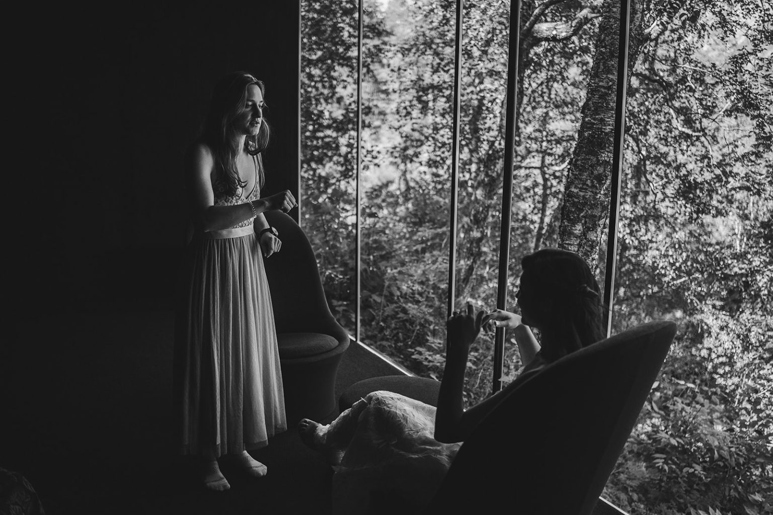 A quiet moment before the wedding in black and white, Juvet