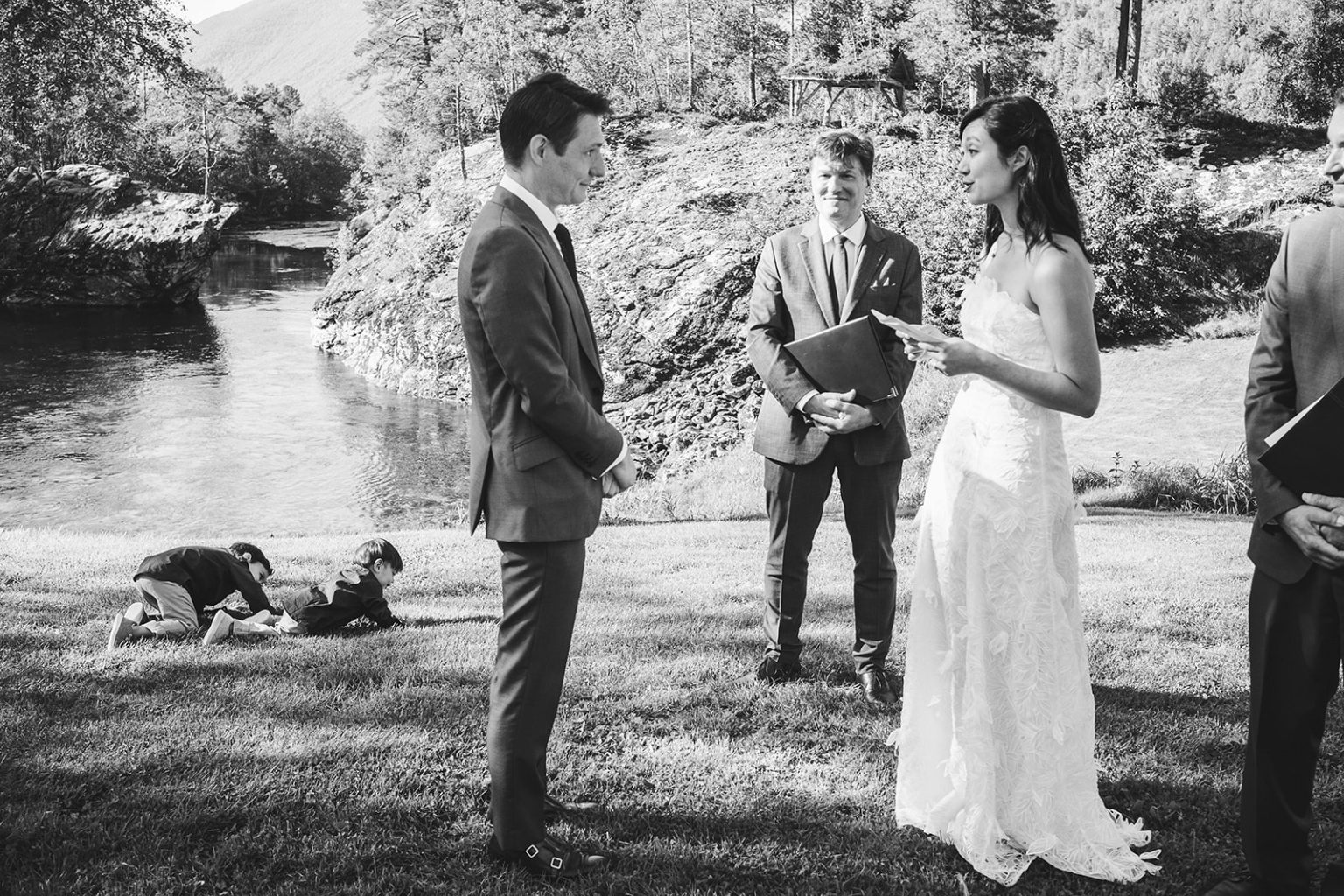 The first kiss by the river in black and white, Juvet