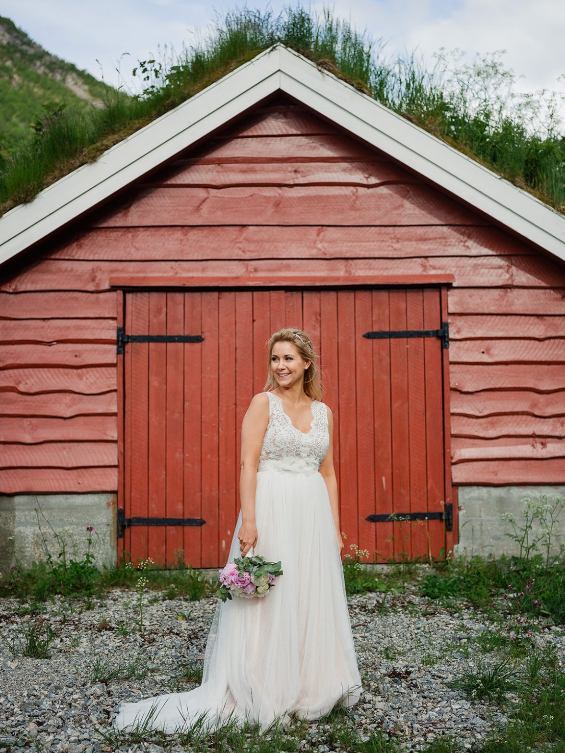 Bride at the red boathouses of Øye