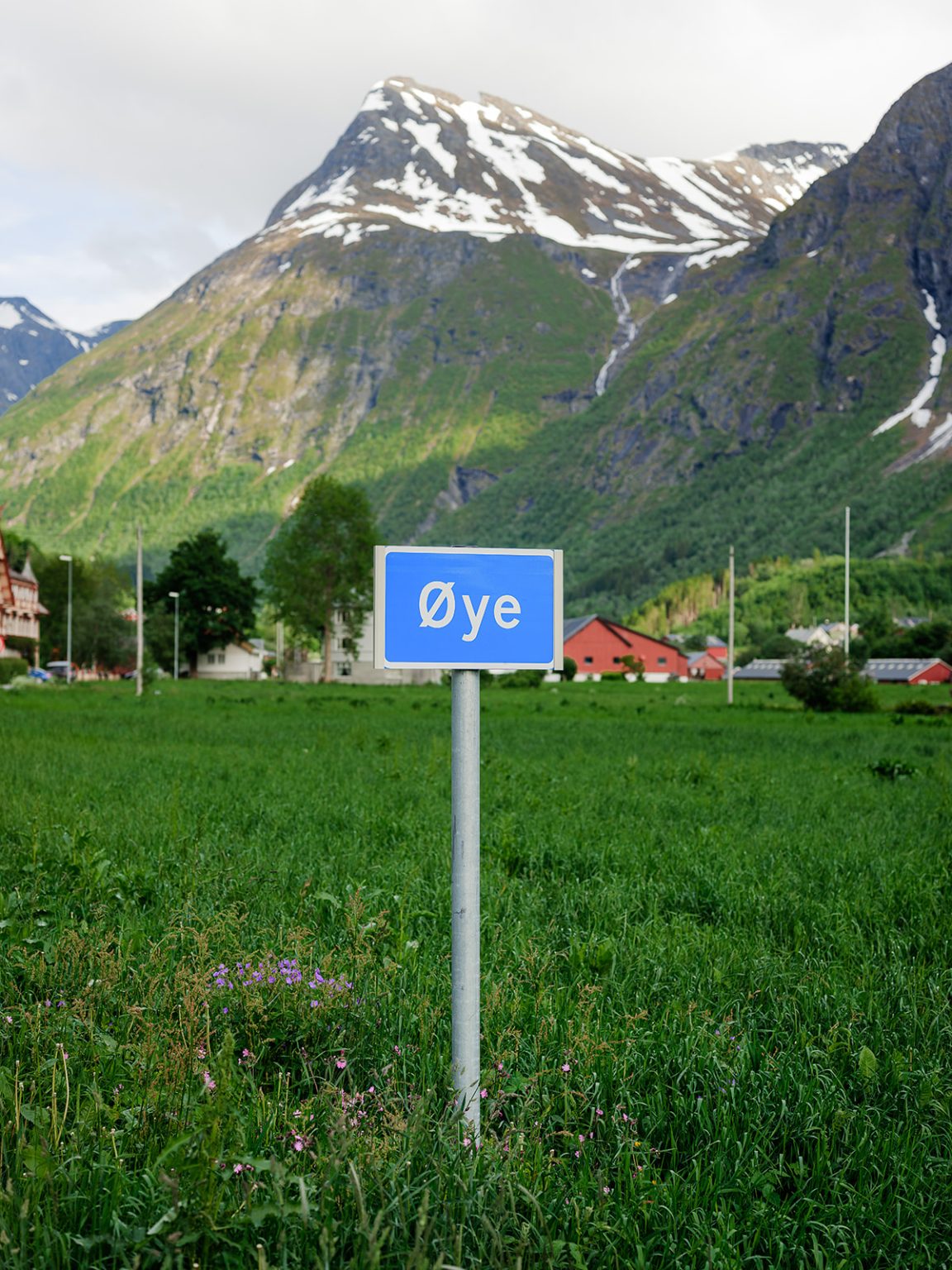 The Øye village sign at the head of the Hjørundfjord