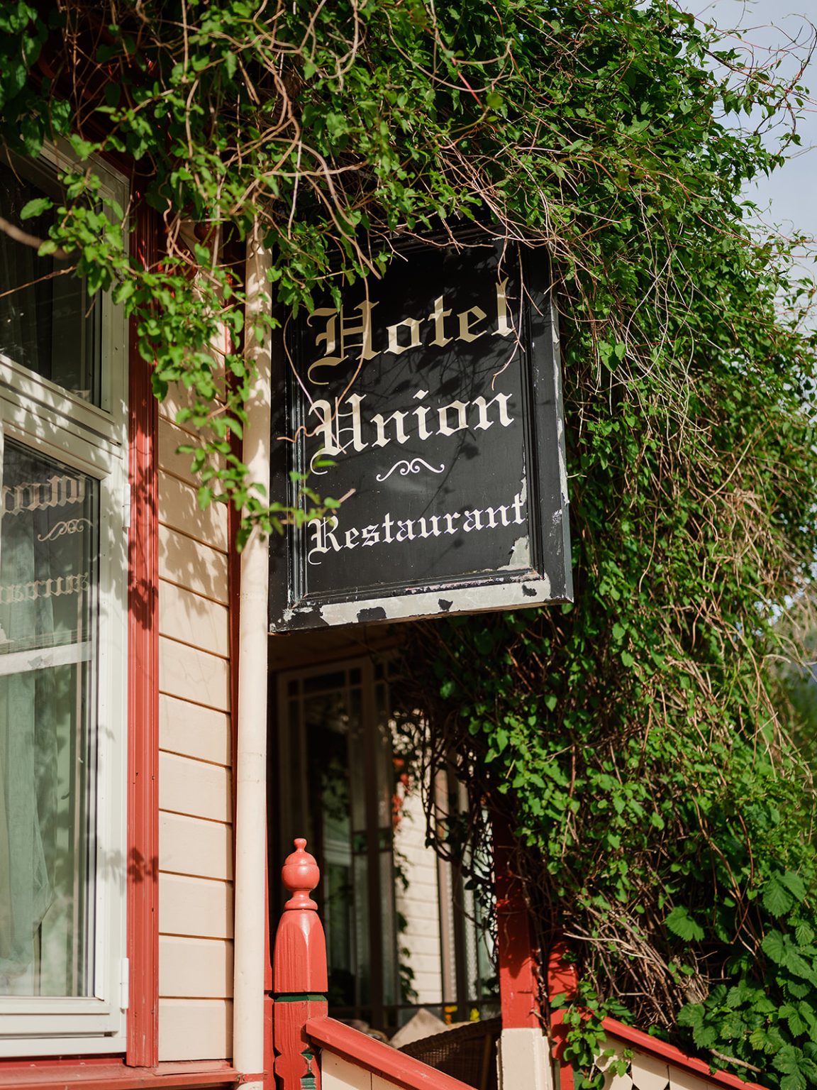 The Hotel Union Øye sign at the entrance