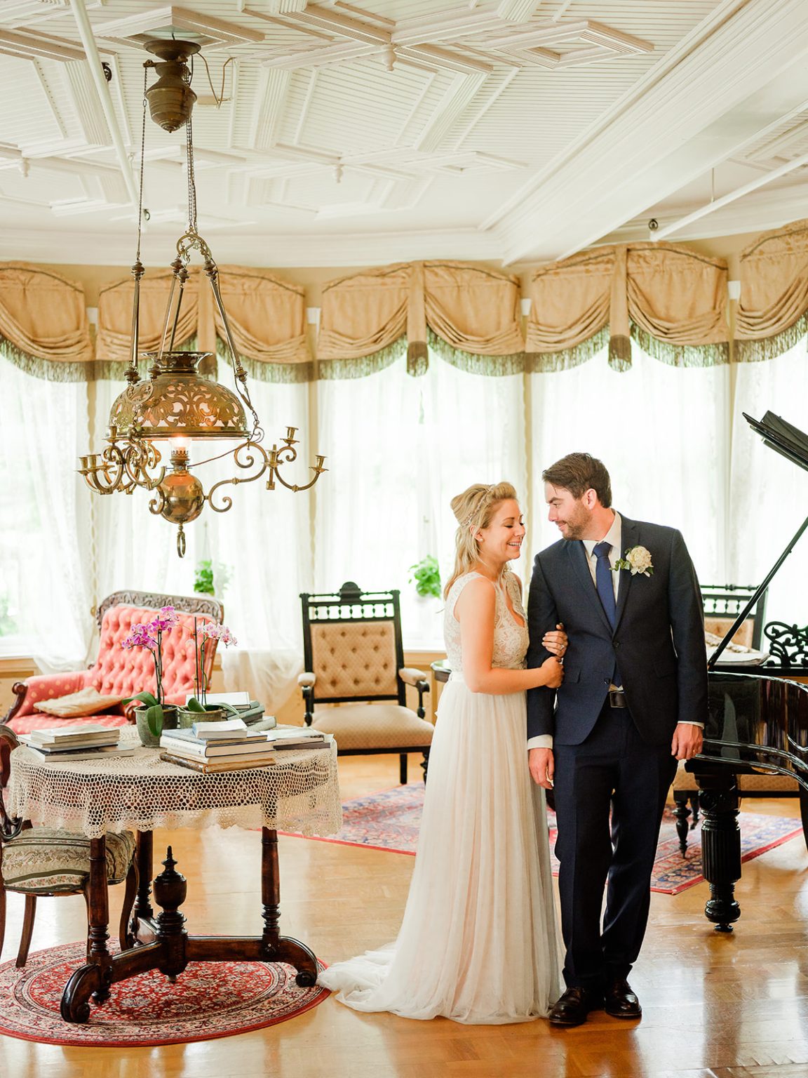 Bride and groom by the grand piano at Hotel Union Øye