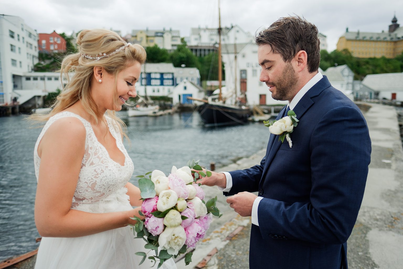 Exchanging rings at a waterside elopement ceremony in Ålesund