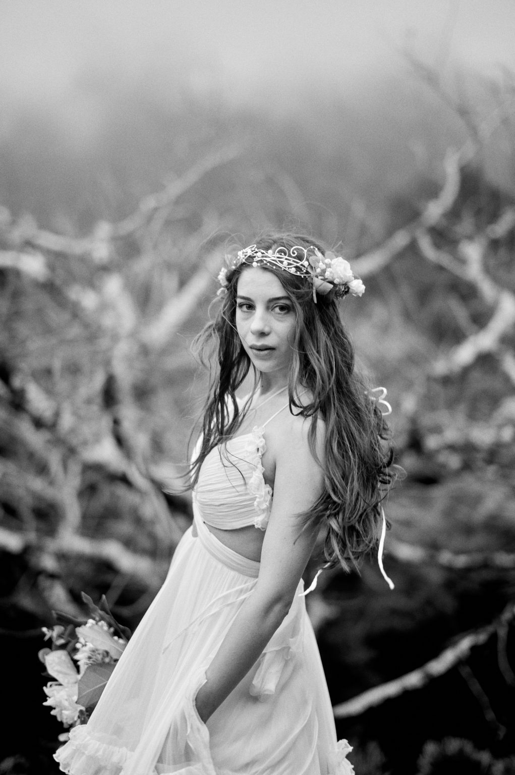 Black and white portrait of the bride in the São Miguel mist