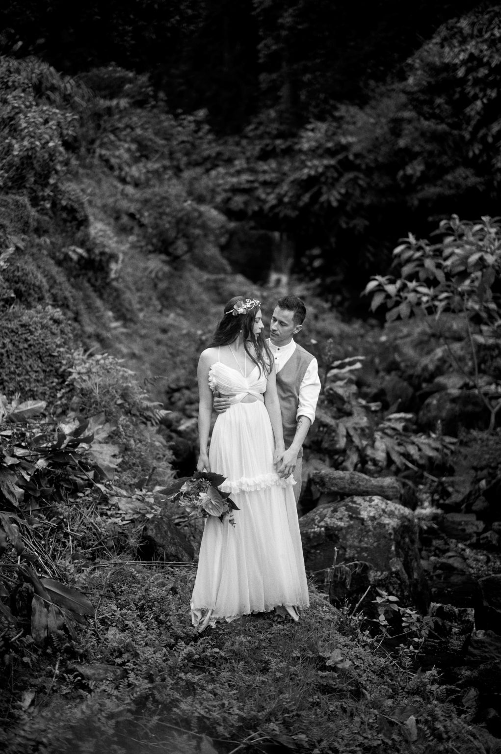 The couple in a green ravine on São Miguel, black and white
