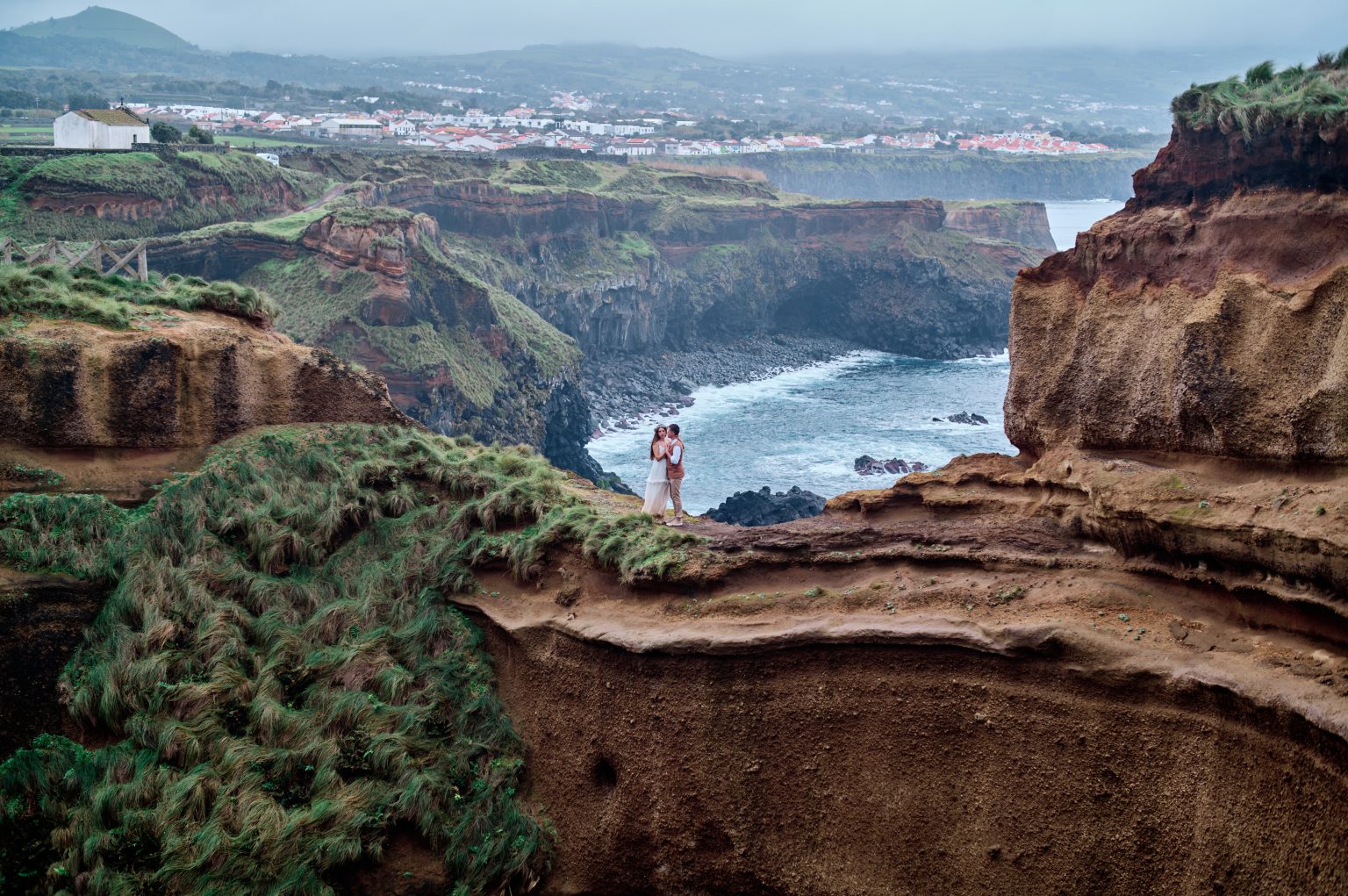 The couple on the red clifftops above the São Miguel coast