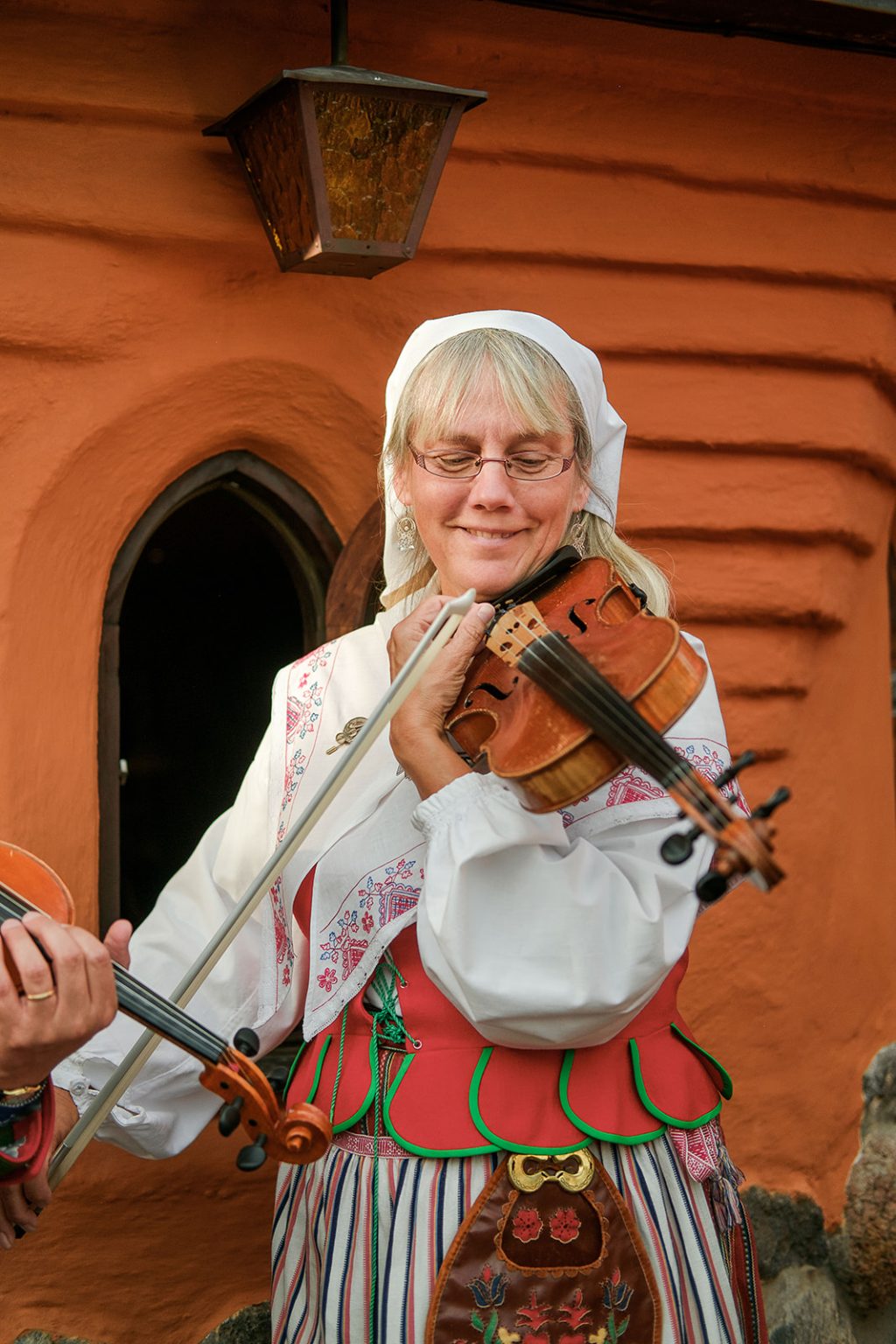 A fiddler in Swedish folk dress at the reception