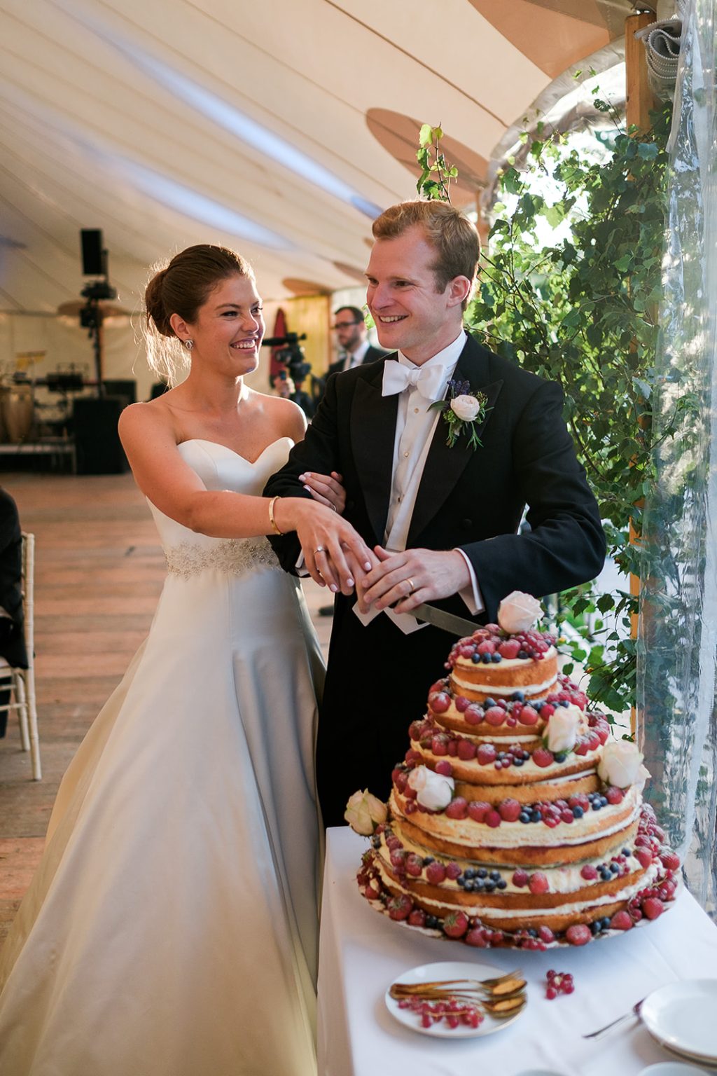 Cutting the wedding cake