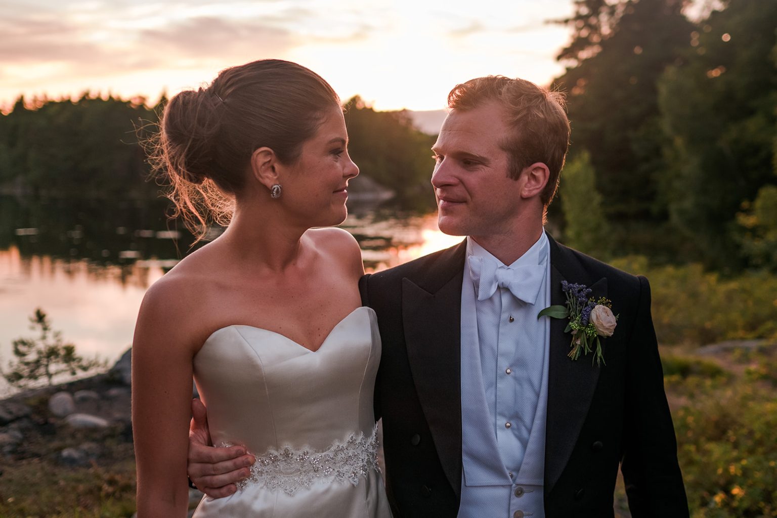 Bride and groom in the evening light by the water