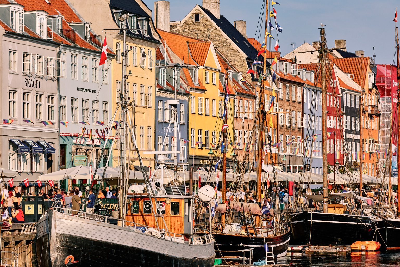 Nyhavn and its painted canal houses, Copenhagen engagement photographer