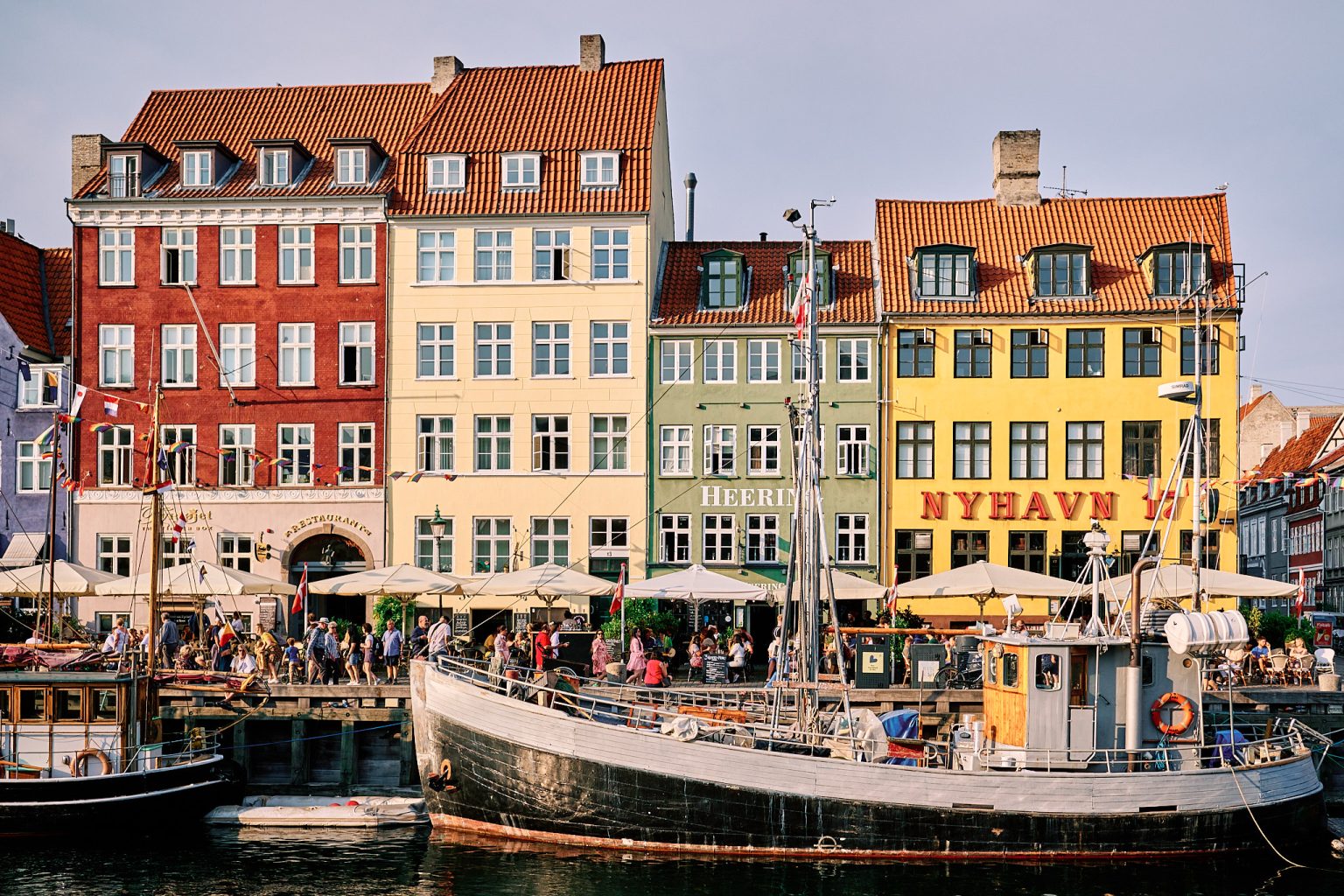 The colourful houses of Nyhavn, Copenhagen engagement session