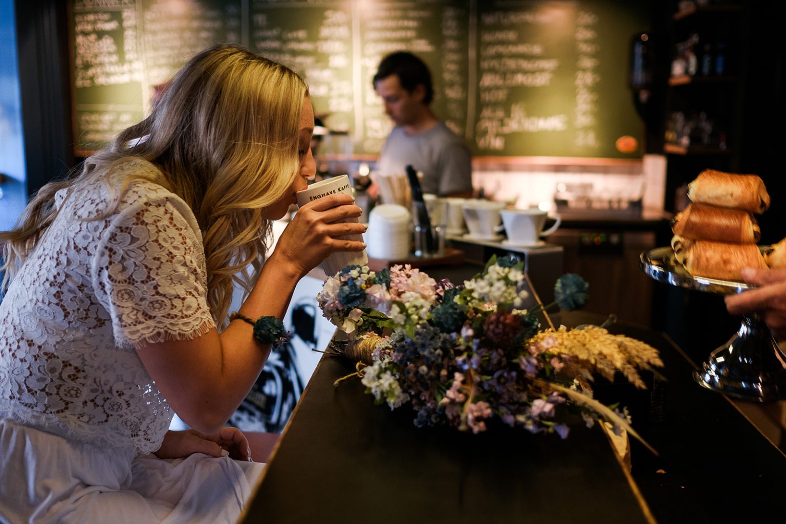 The bride with her bouquet at a Copenhagen bar