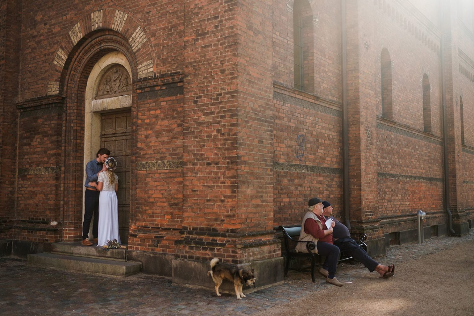 Bride and groom in the evening light in Copenhagen
