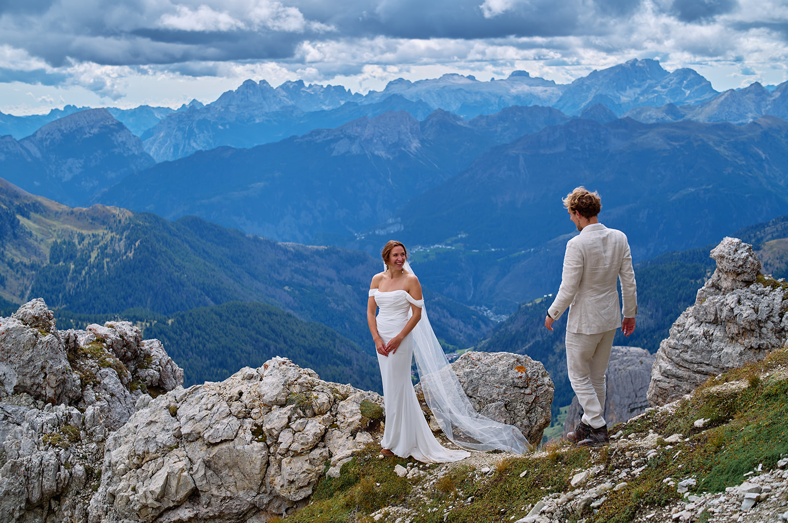 Couple at Rifugio Lagazuoi, Dolomites destination wedding