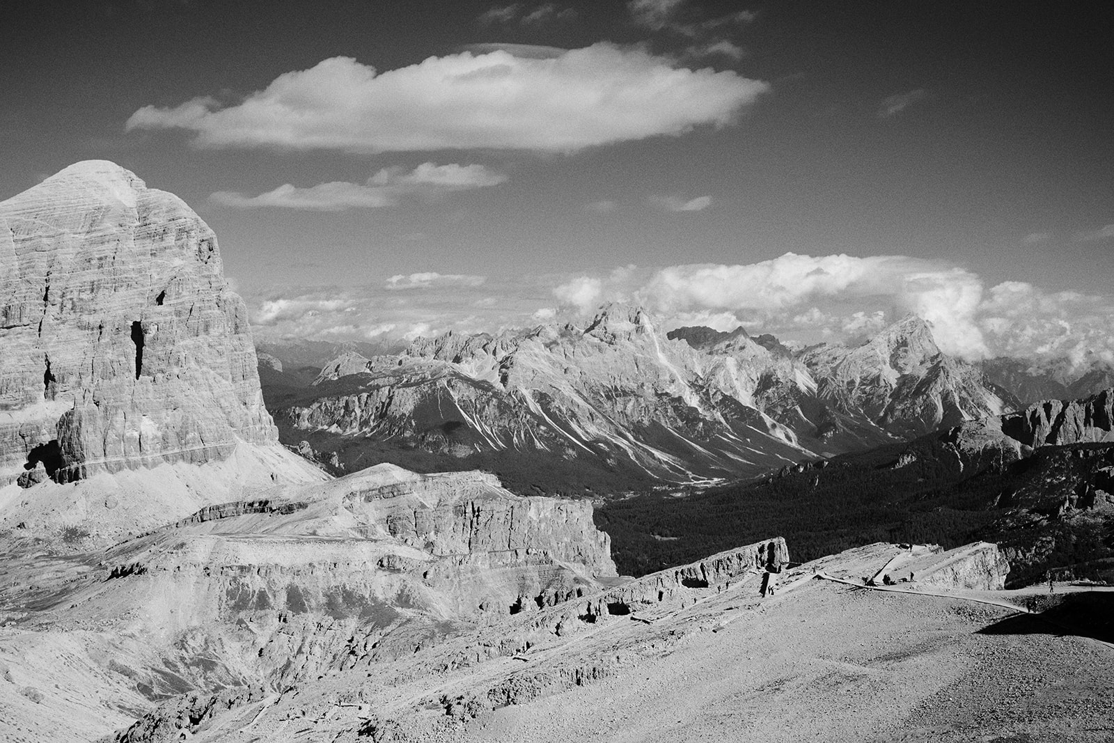 A black and white elopement at Rifugio Lagazuoi in the Dolomites
