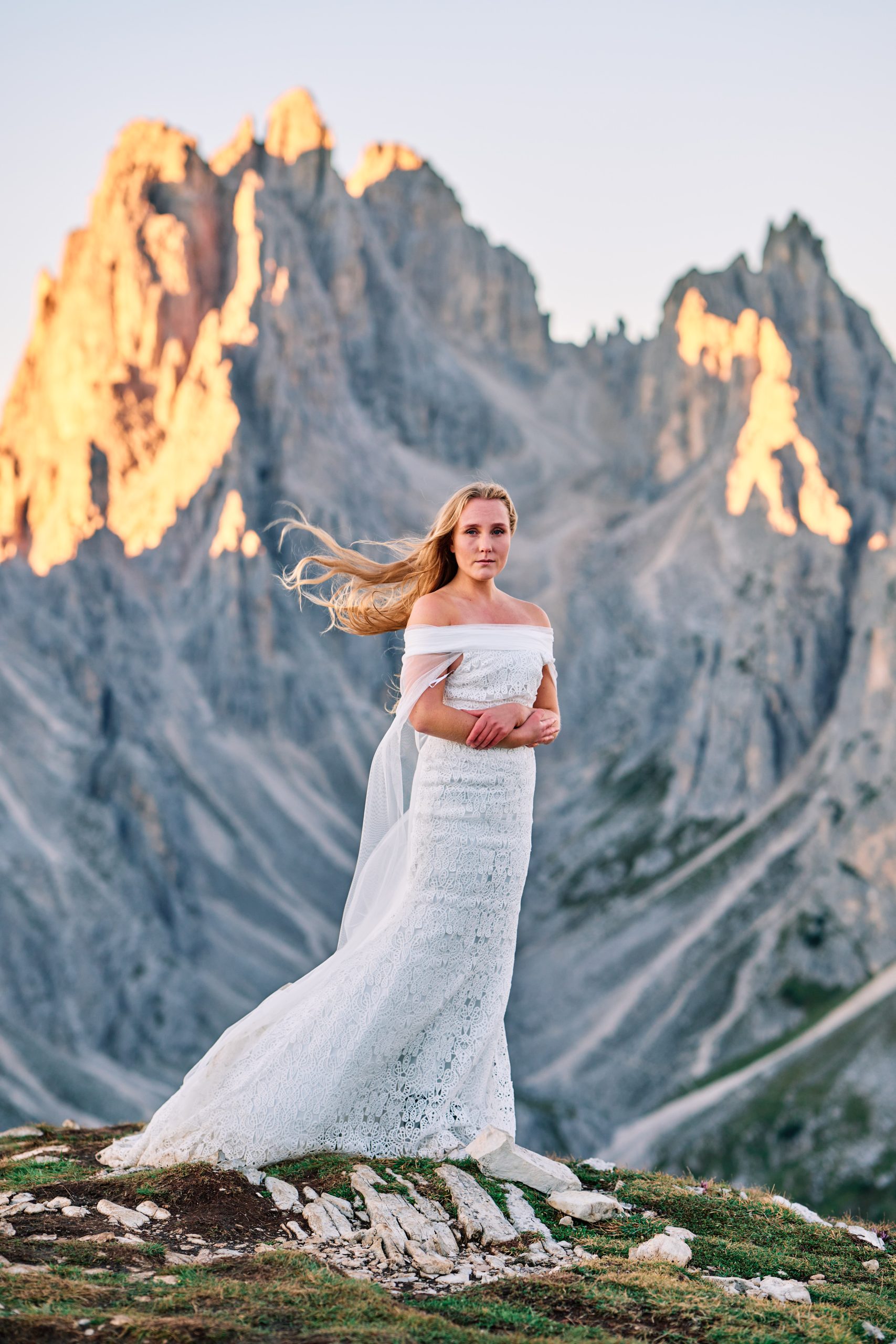 Moa in her dress, wind and sun flare — Dolomites session