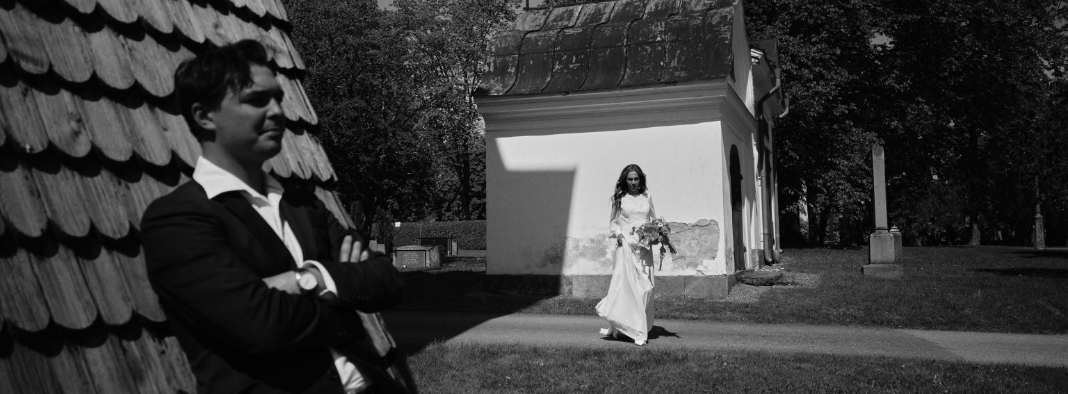Elin walking towards Joakim in a tree-lined Söderhamn park
