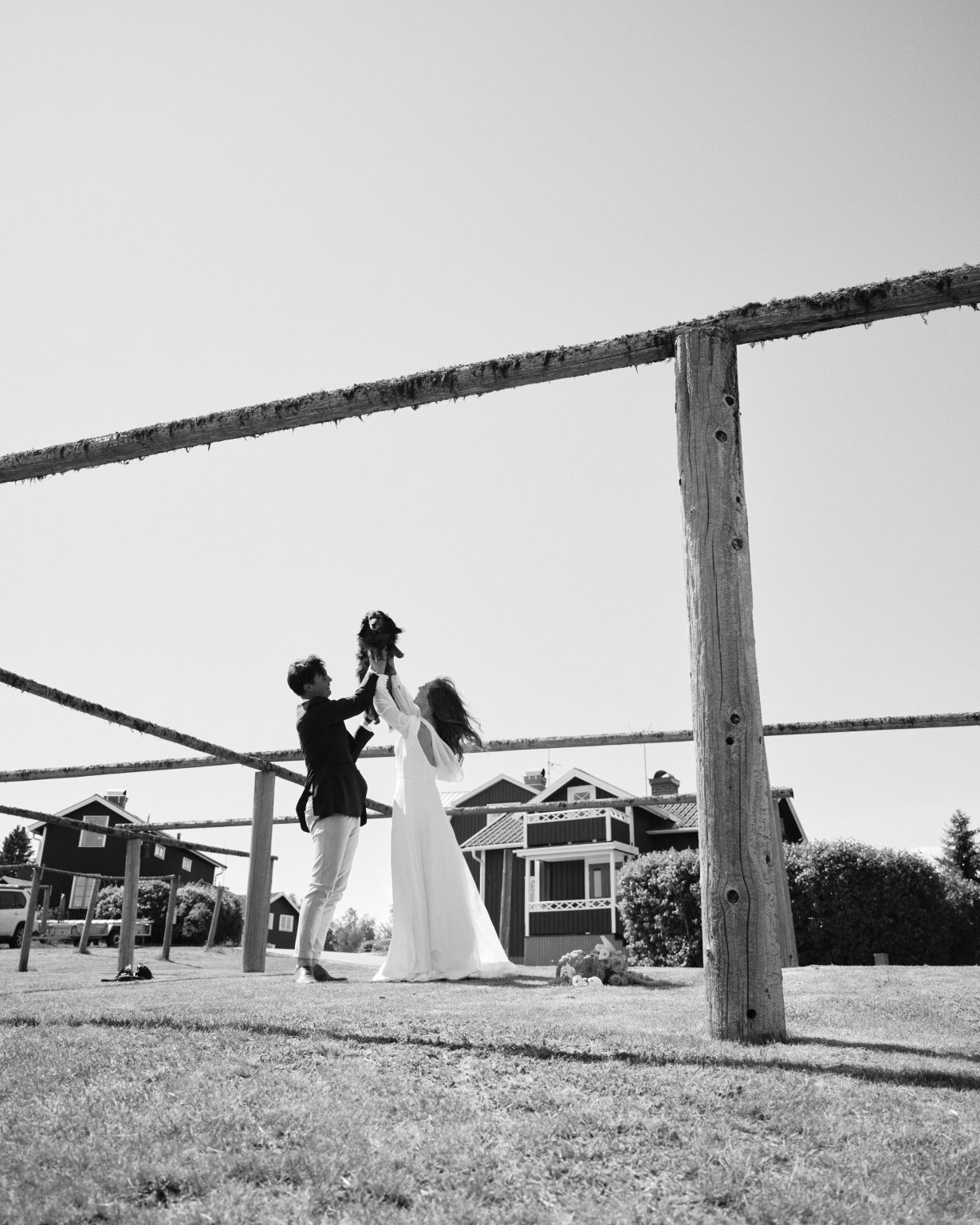 Elin and Joakim by the red barns outside Skärså