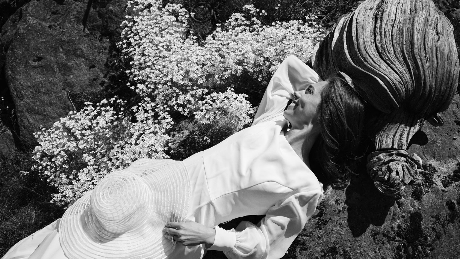 Elopement couple close in the wildflowers on the Hälsingland coast