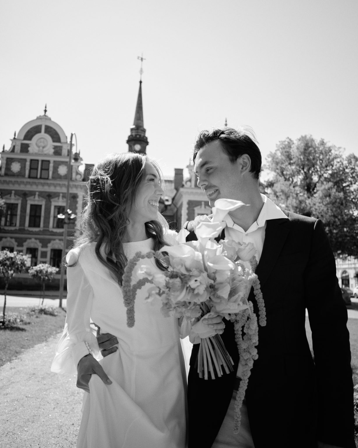 Elopement couple close together in central Söderhamn