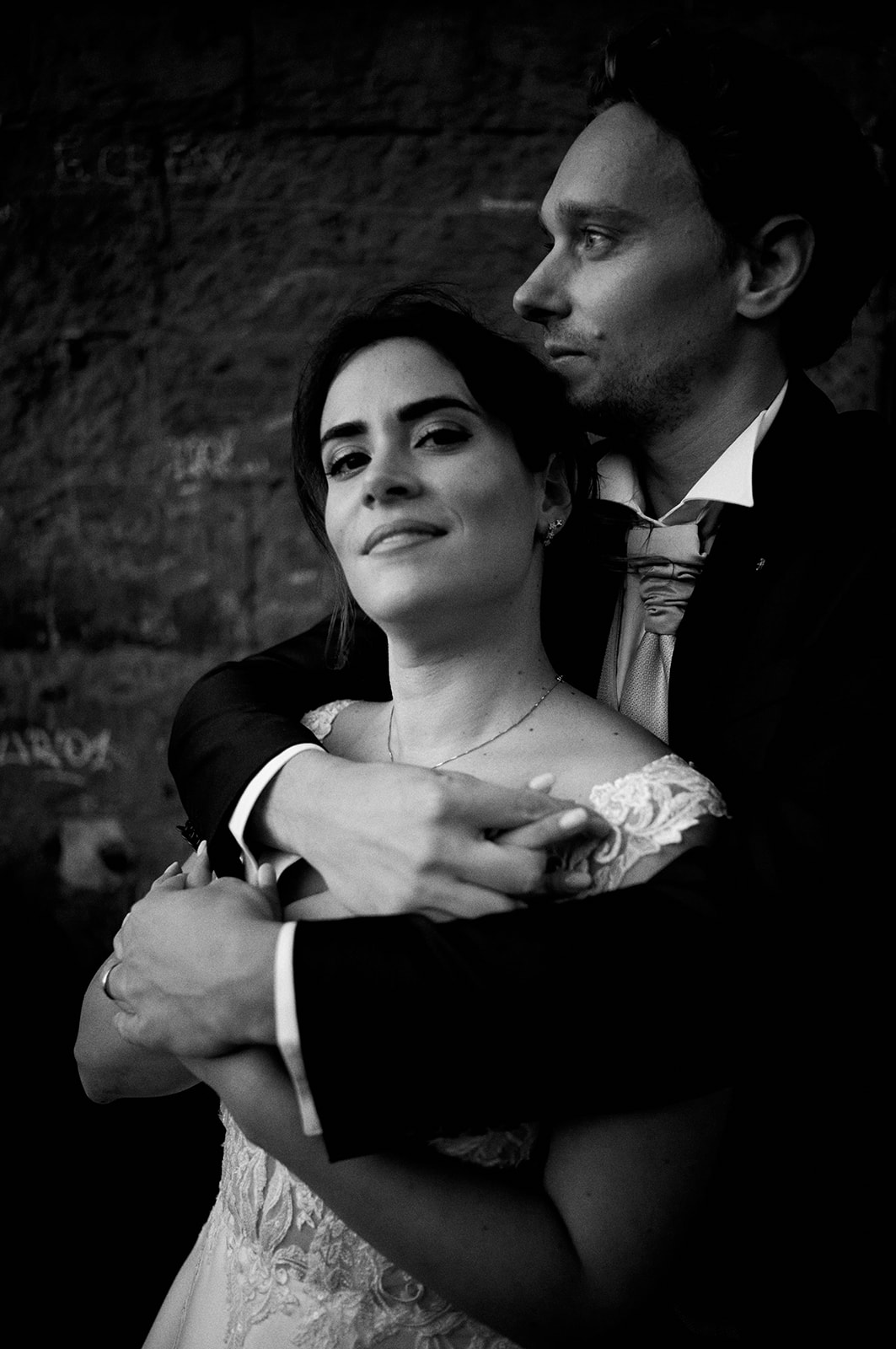 Federica and Marco embrace in the dark before sunrise in Florence
