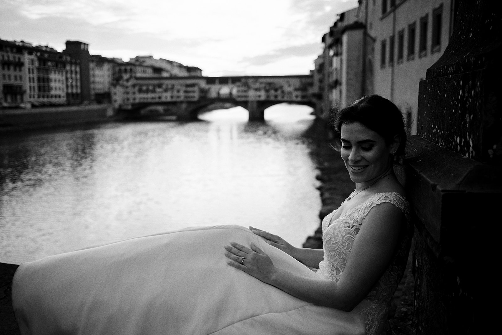 Bride with her dress above the Arno in Florence