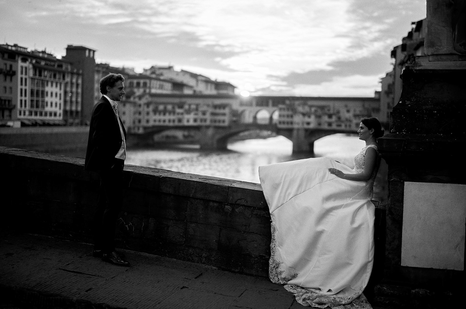 Groom on a Florence bridge at sunrise