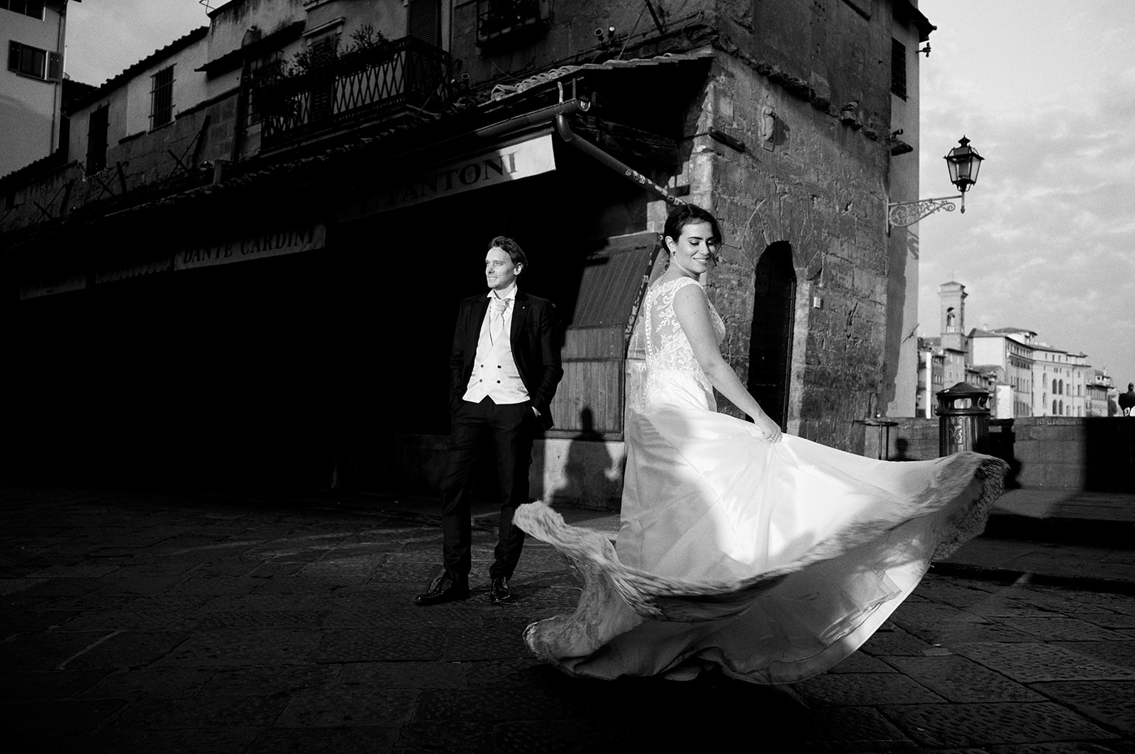 Bride spinning her dress in the Uffizi loggia at dawn