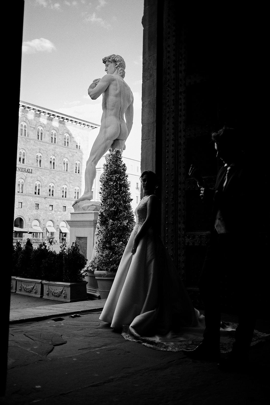 Bride beneath the statues of the Loggia dei Lanzi in Florence