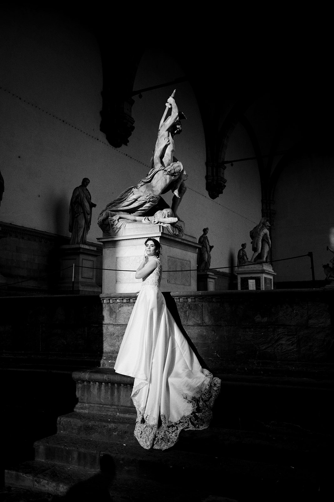 Bride's dress among the statues of the Loggia dei Lanzi